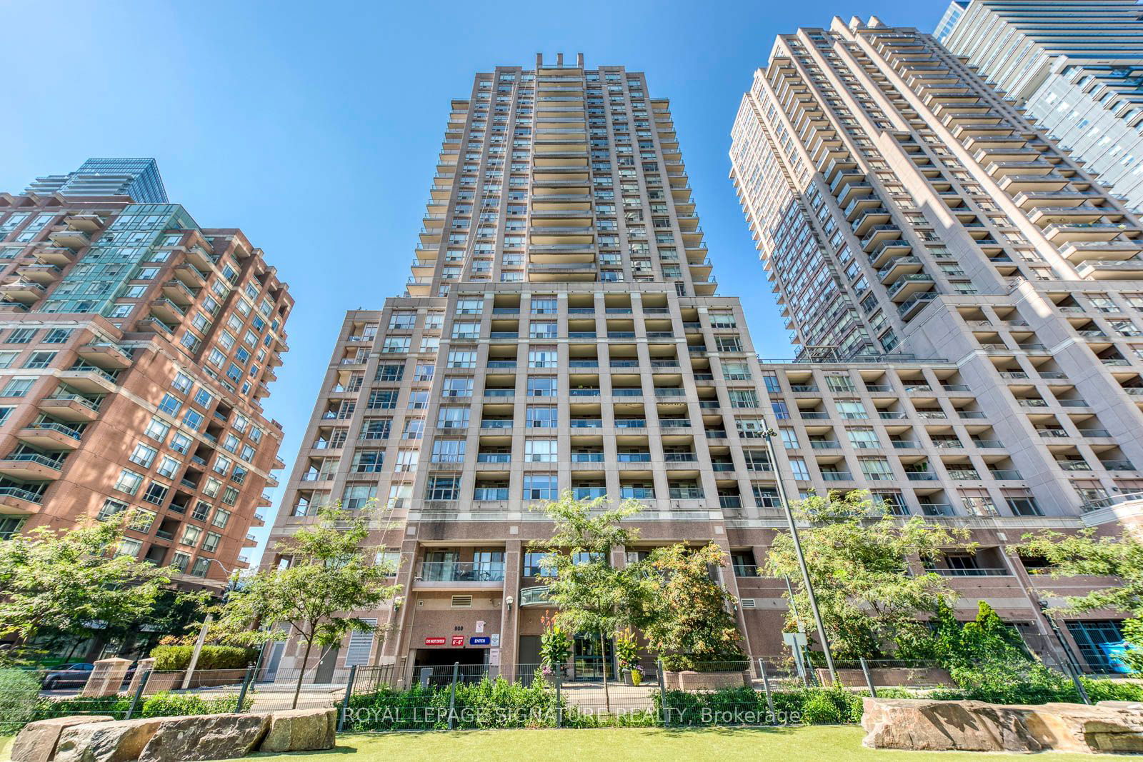 909 Bay St, unit 805 for sale