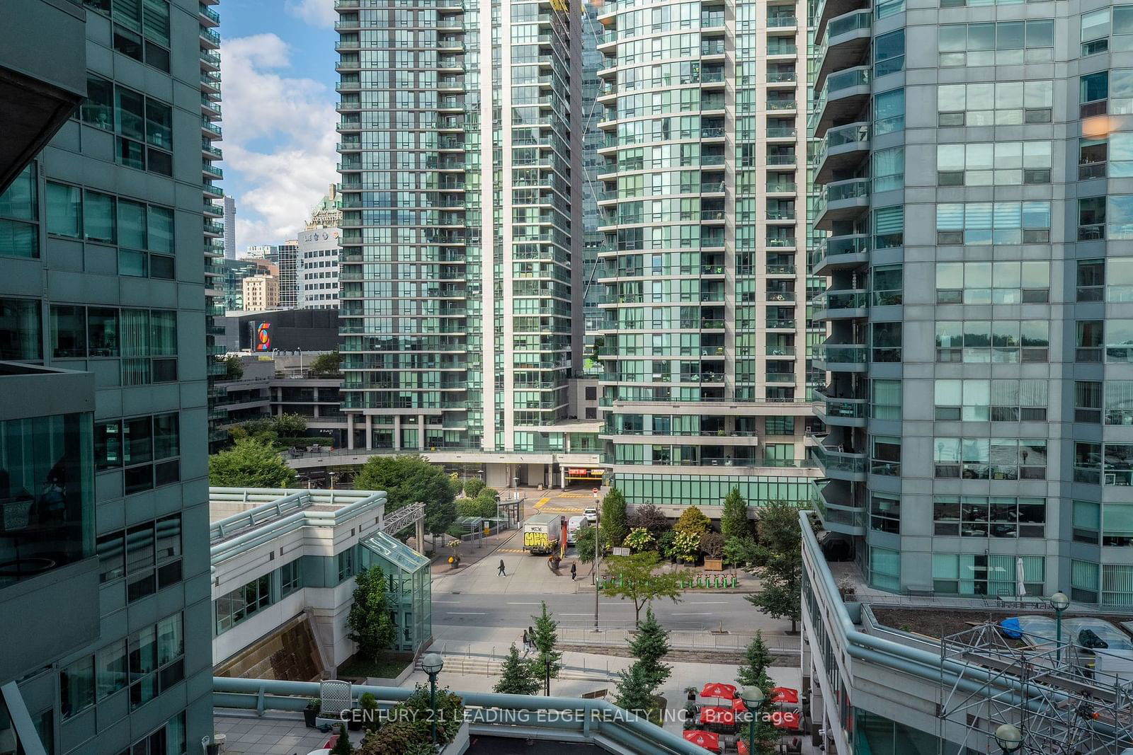 10 QUEENS Quay W, unit 702 for rent