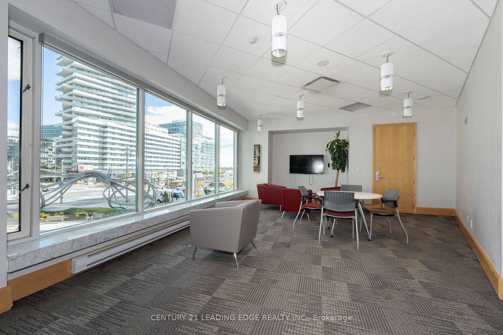 10 QUEENS Quay W, unit 702 for rent