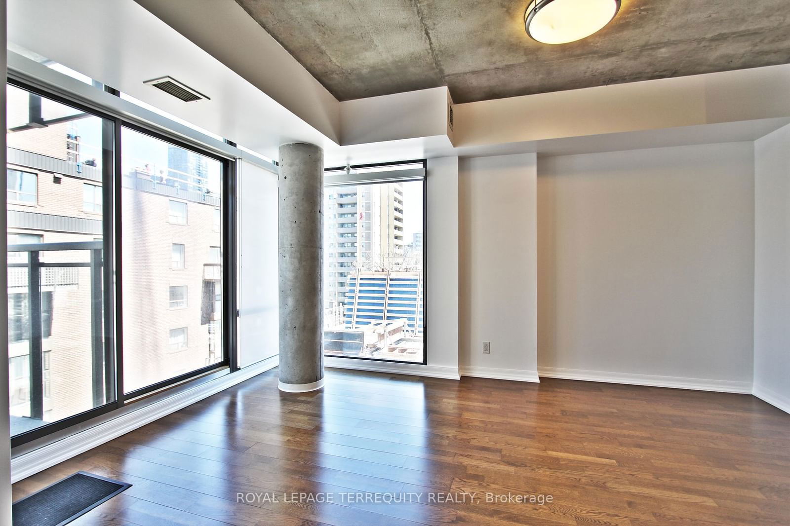 22 Wellesley St E, unit 708 for rent