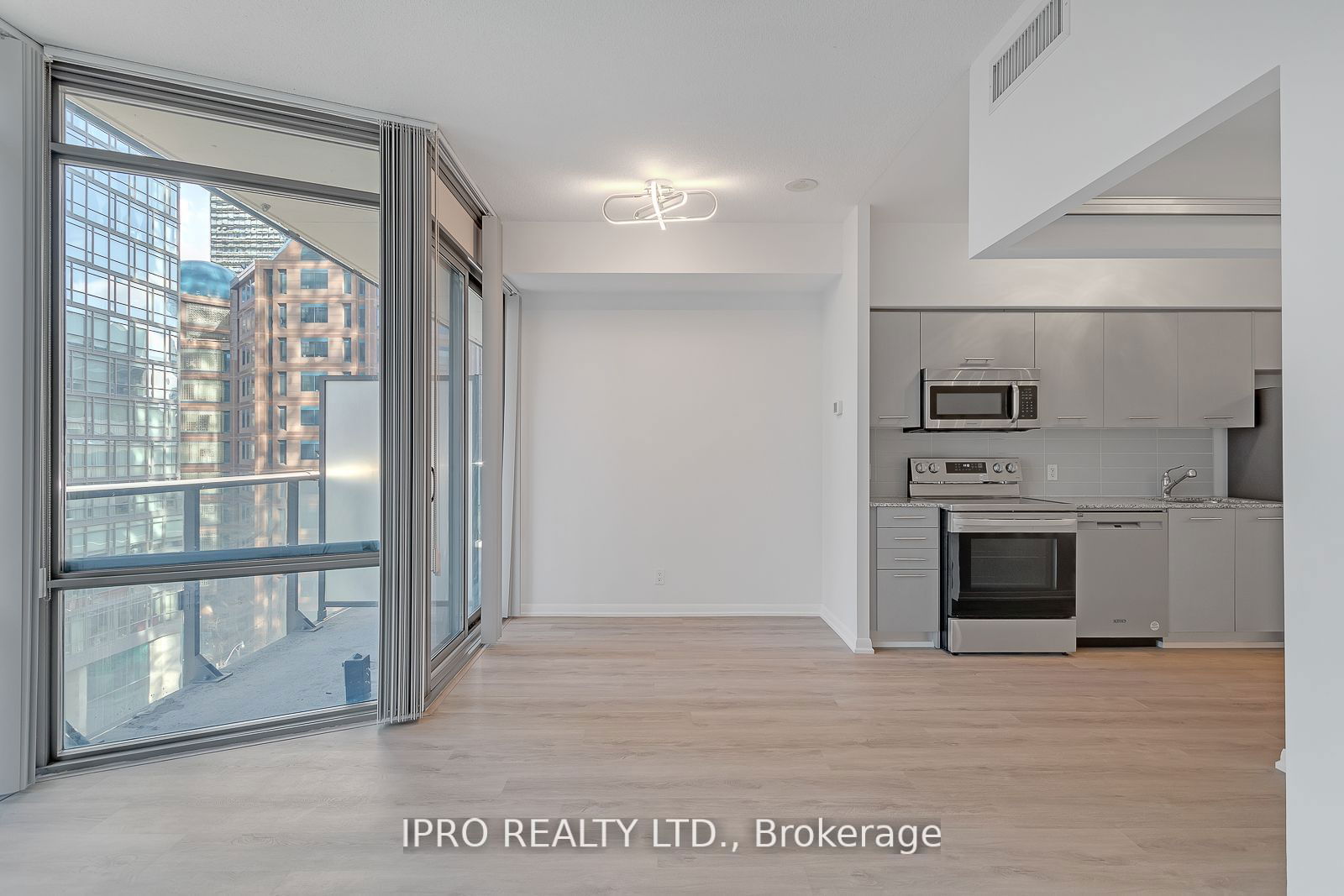 832 Bay St, unit 707 for rent