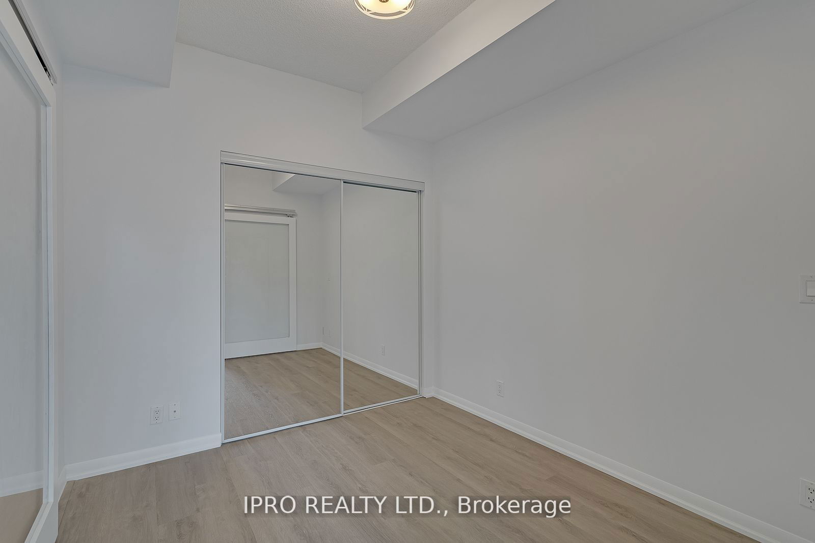 832 Bay St, unit 707 for rent