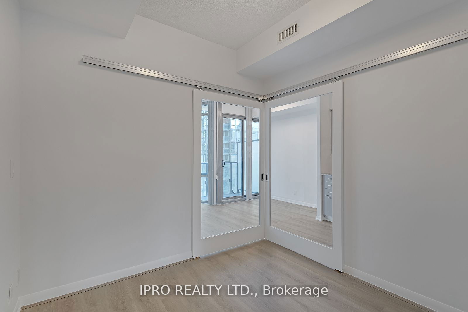 832 Bay St, unit 707 for rent