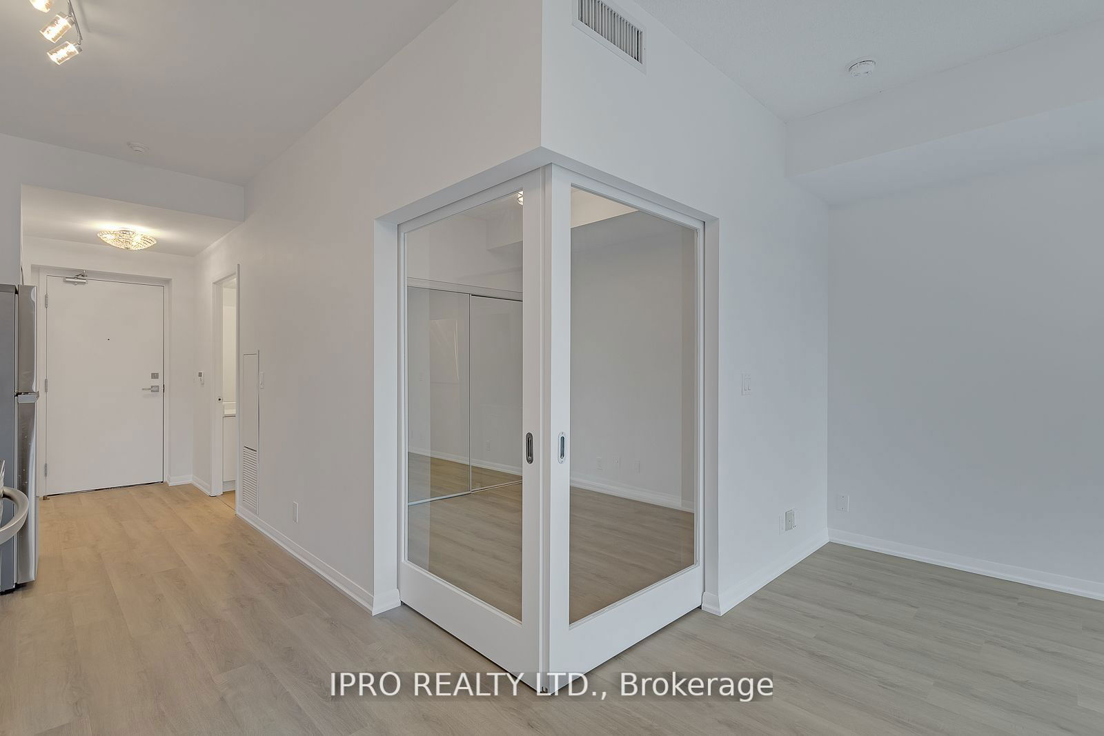 832 Bay St, unit 707 for rent