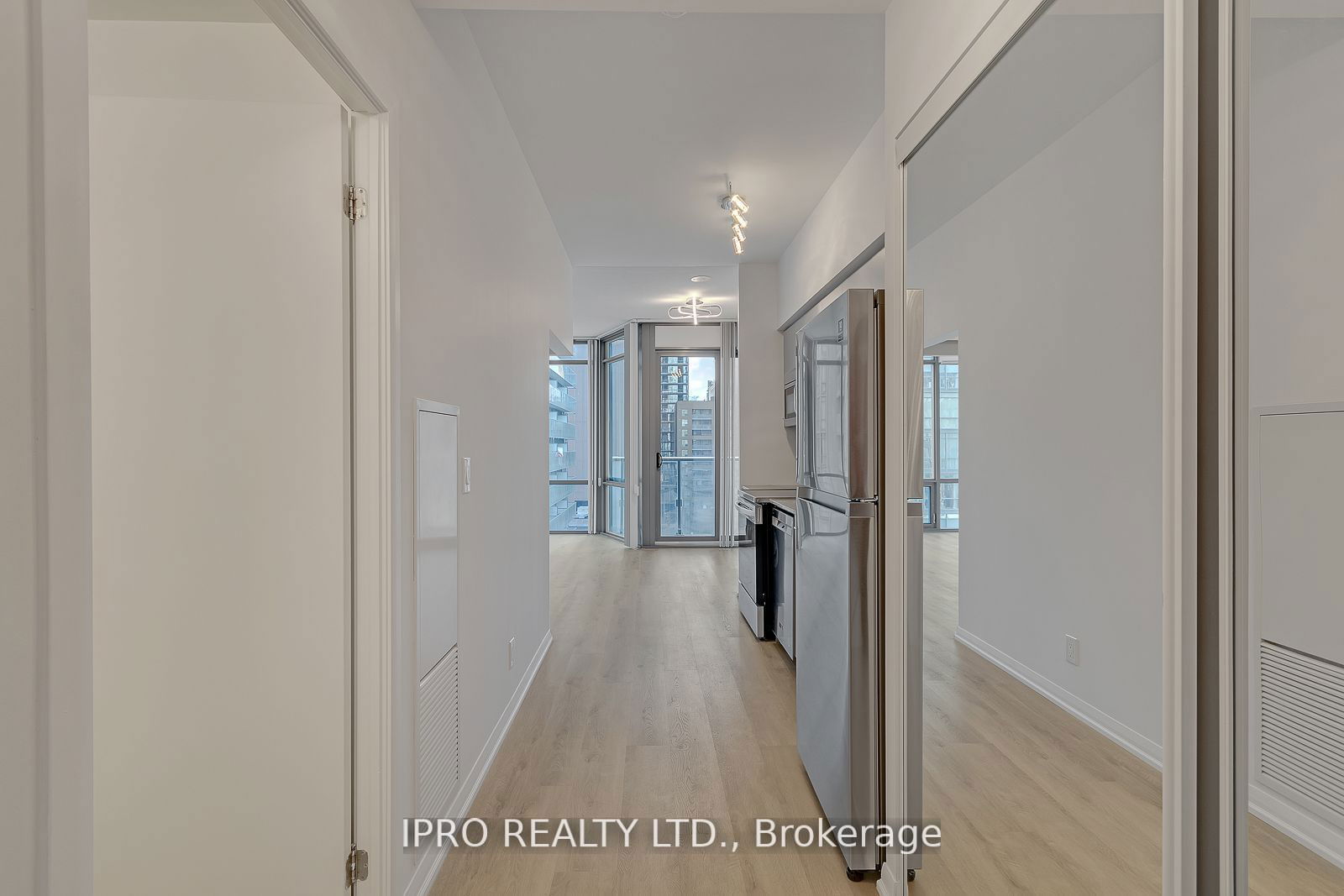 832 Bay St, unit 707 for rent