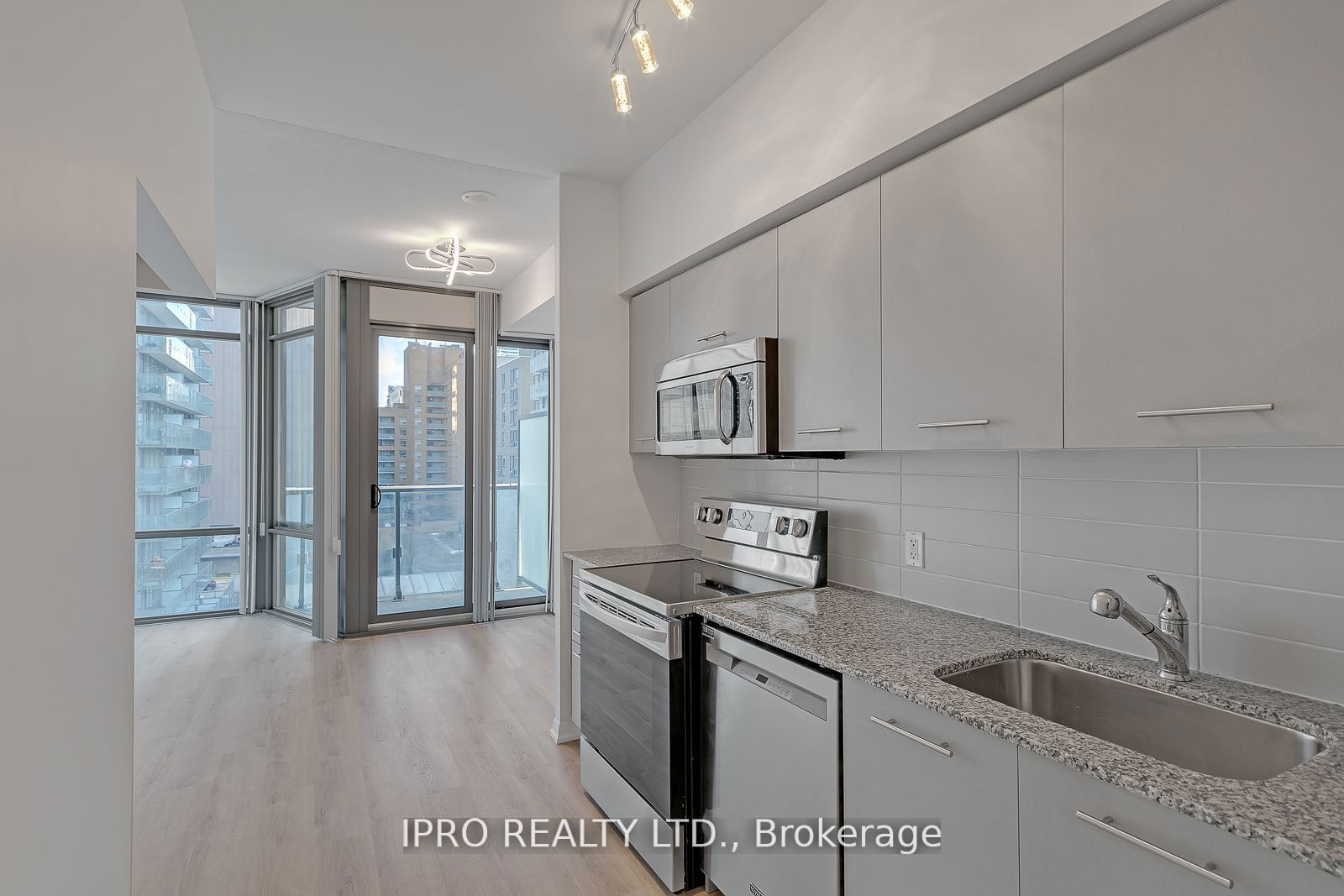 832 Bay St, unit 707 for rent