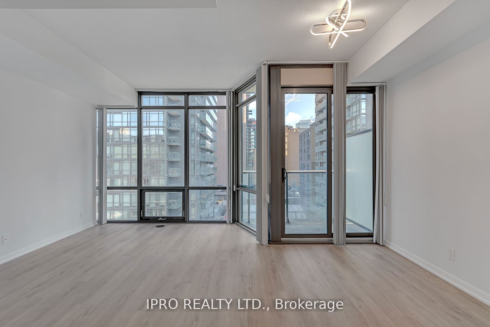 832 Bay St, unit 707 for rent