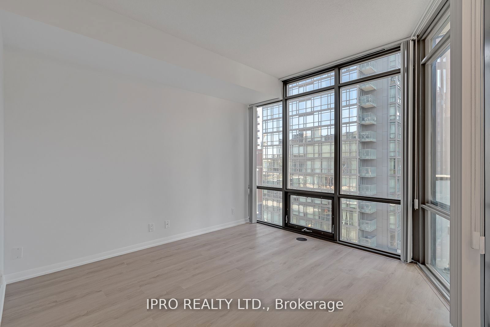 832 Bay St, unit 707 for rent