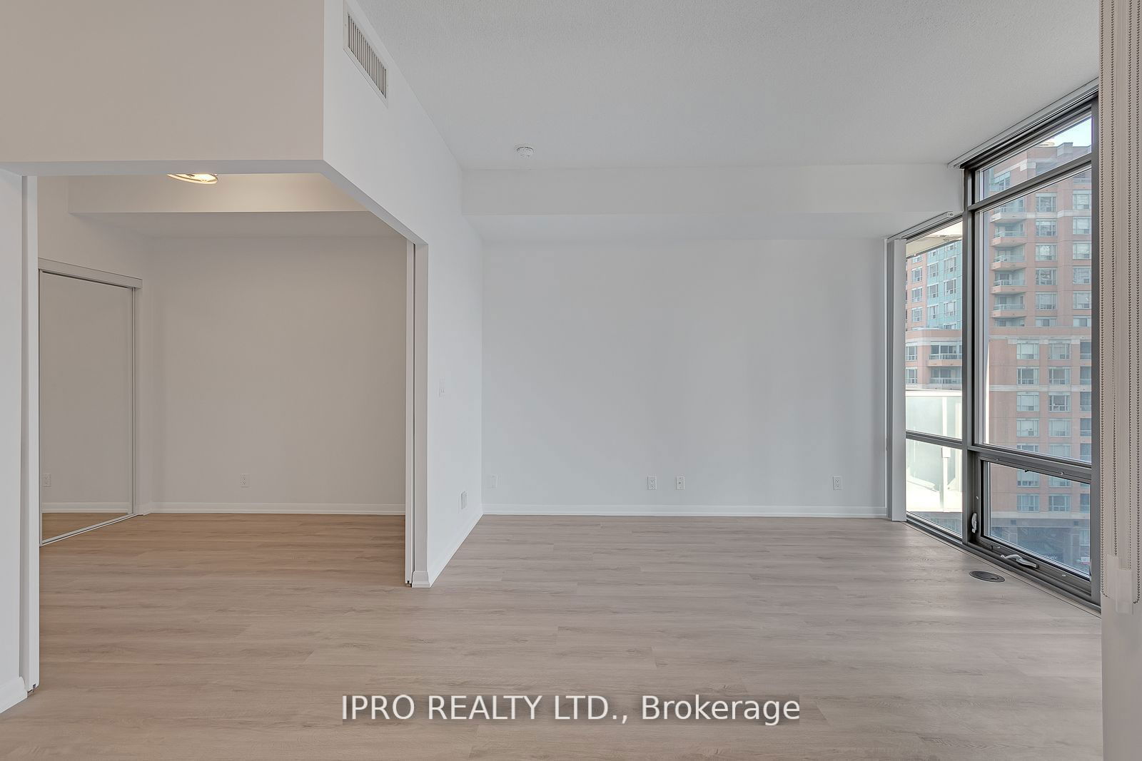 832 Bay St, unit 707 for rent