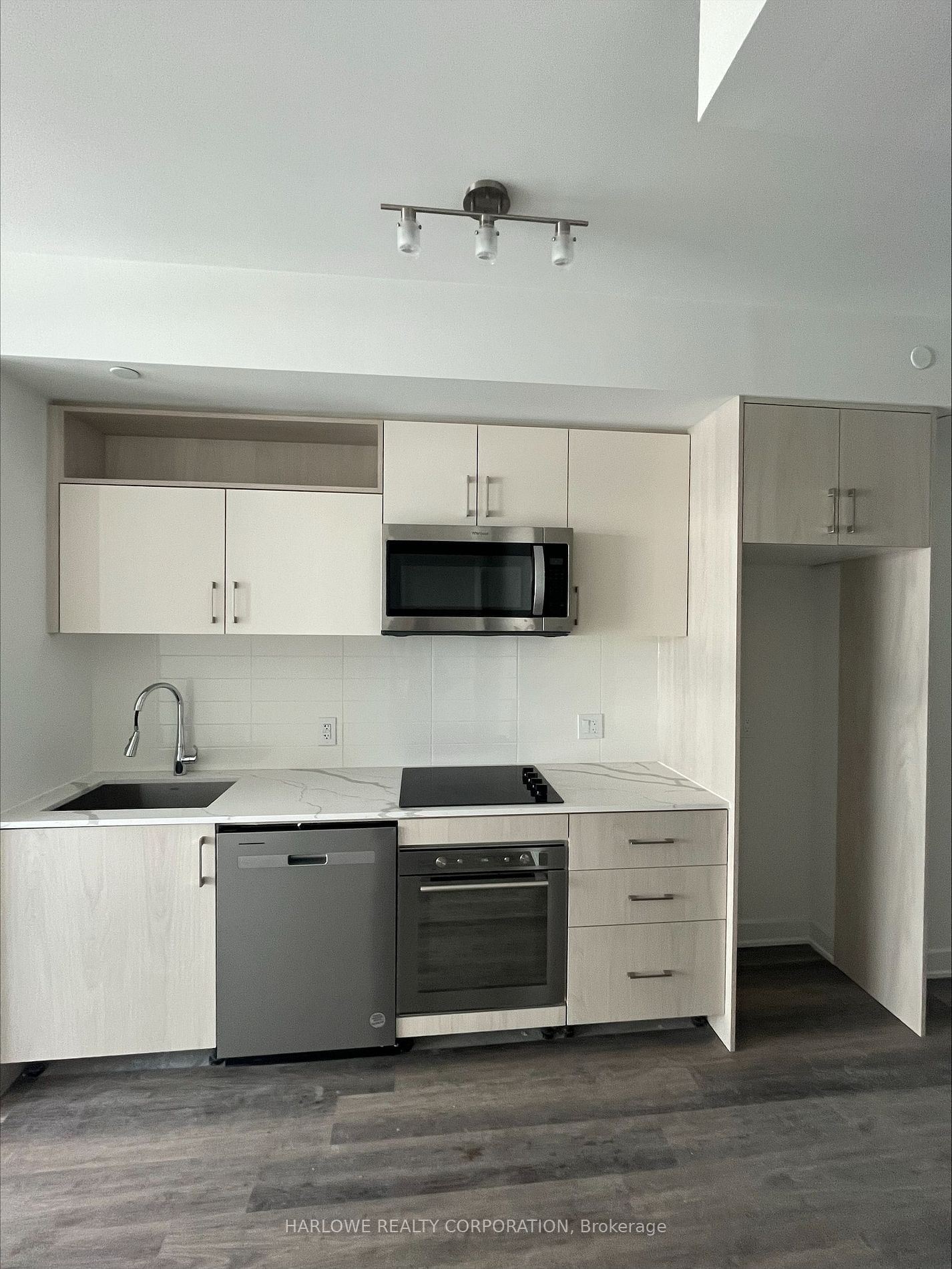 60 Princess St, unit 1618 SE for rent