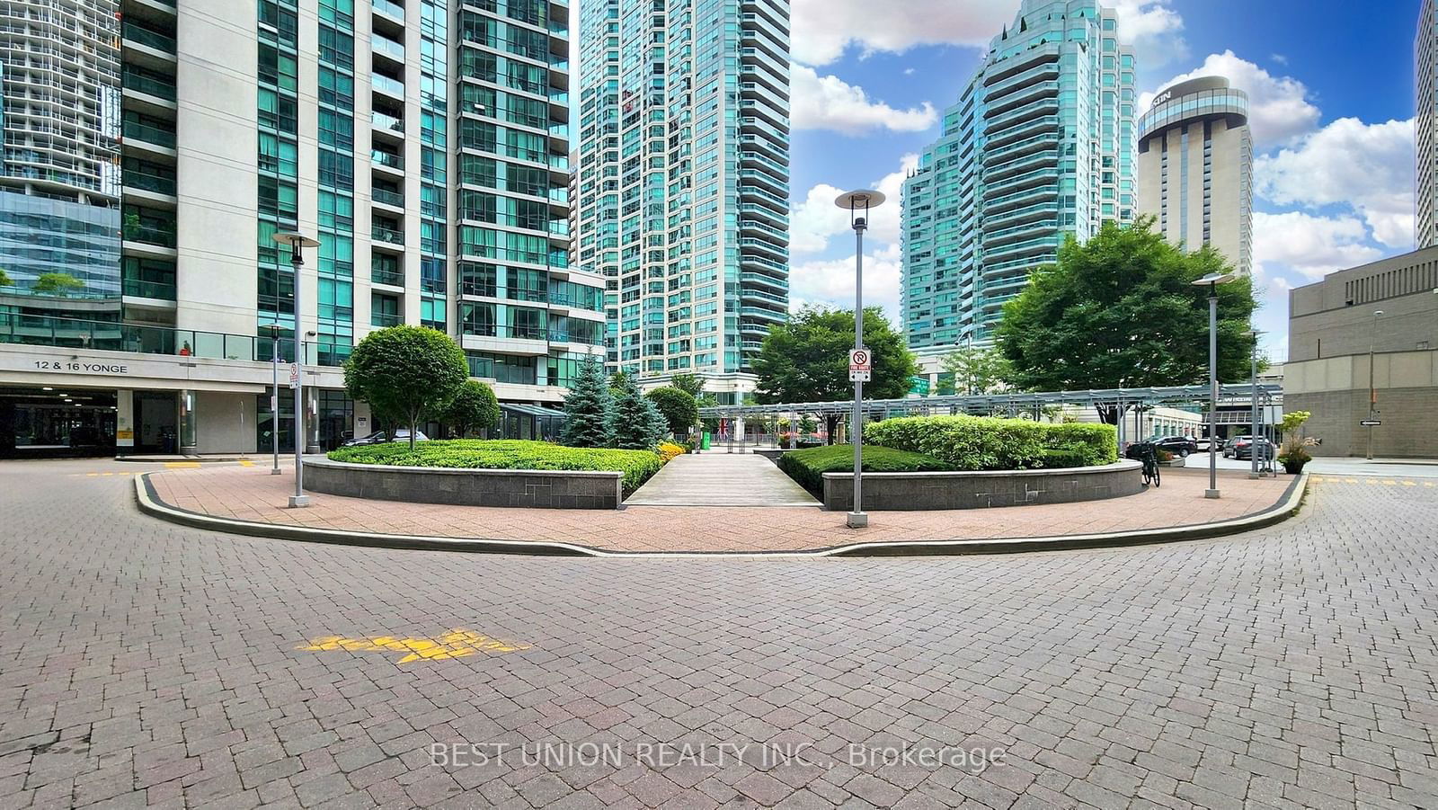 33 Bay St, unit 2407 for rent