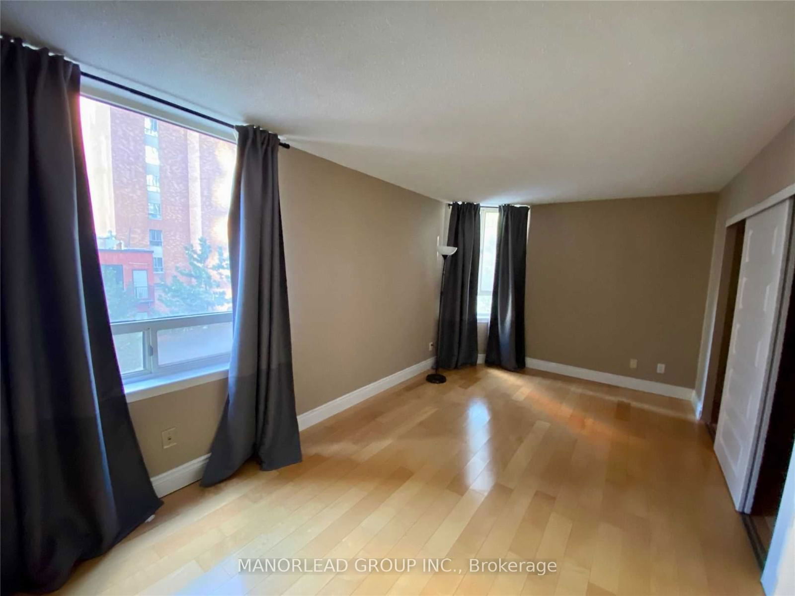 633 Bay St, unit 404 for rent