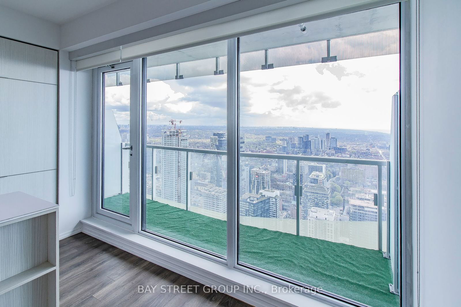 197 Yonge St, unit 5504 for rent