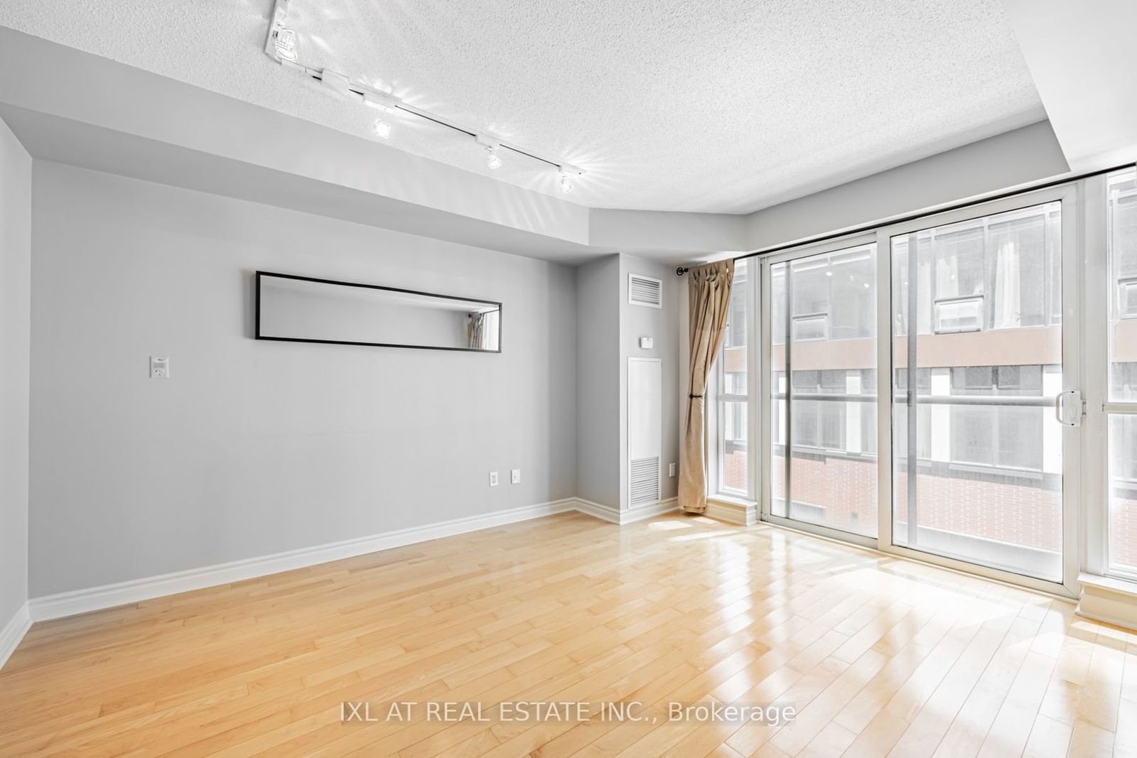 270 Wellington St W, unit 1122 for sale