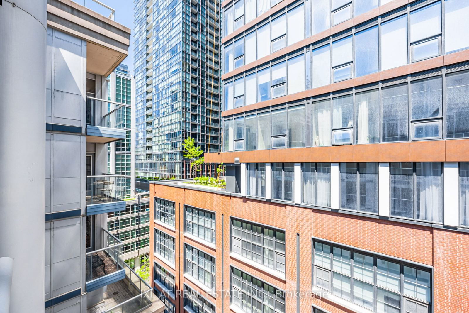 270 Wellington St W, unit 1122 for sale