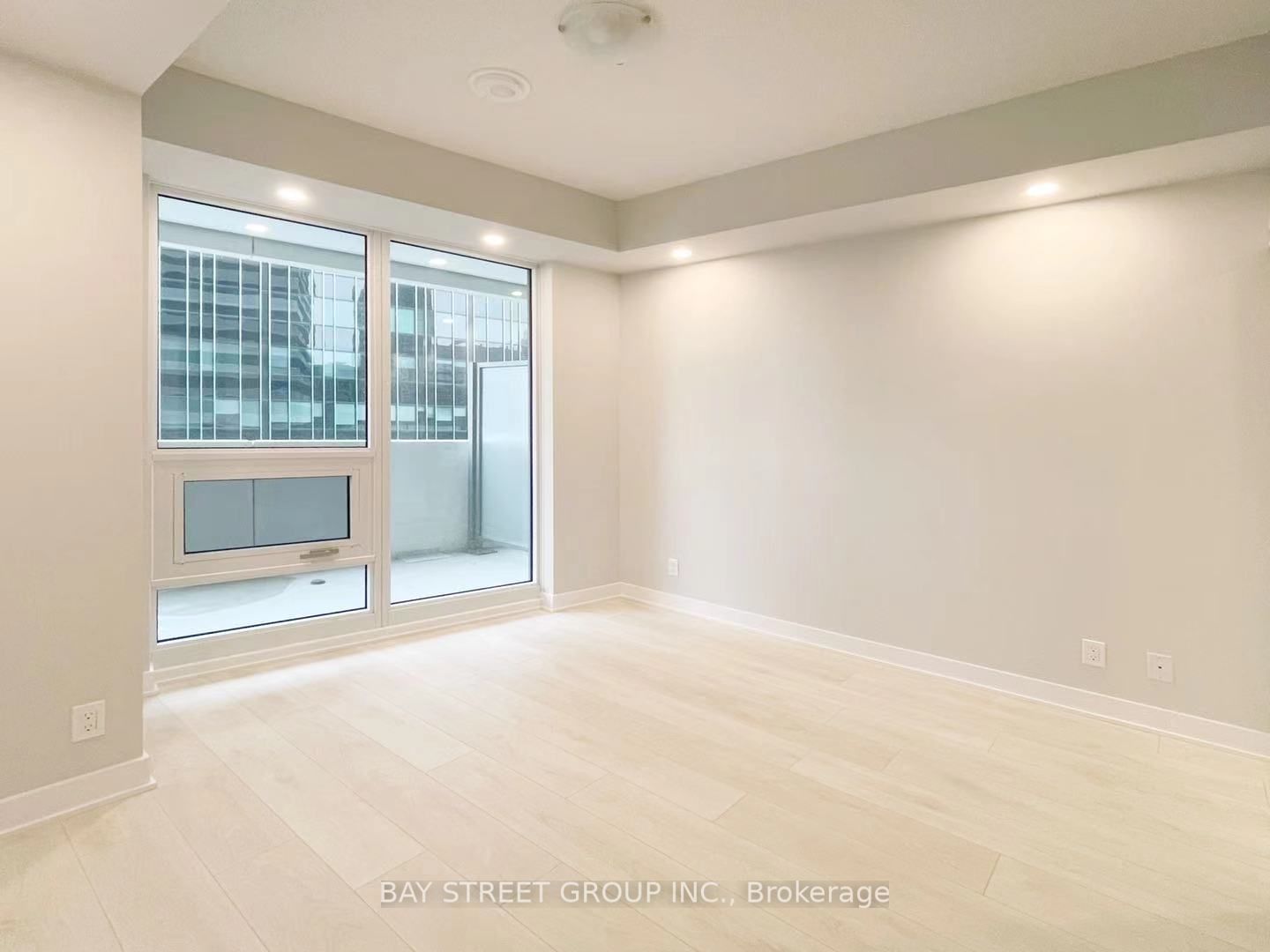 2221 Yonge St, unit 808 for rent