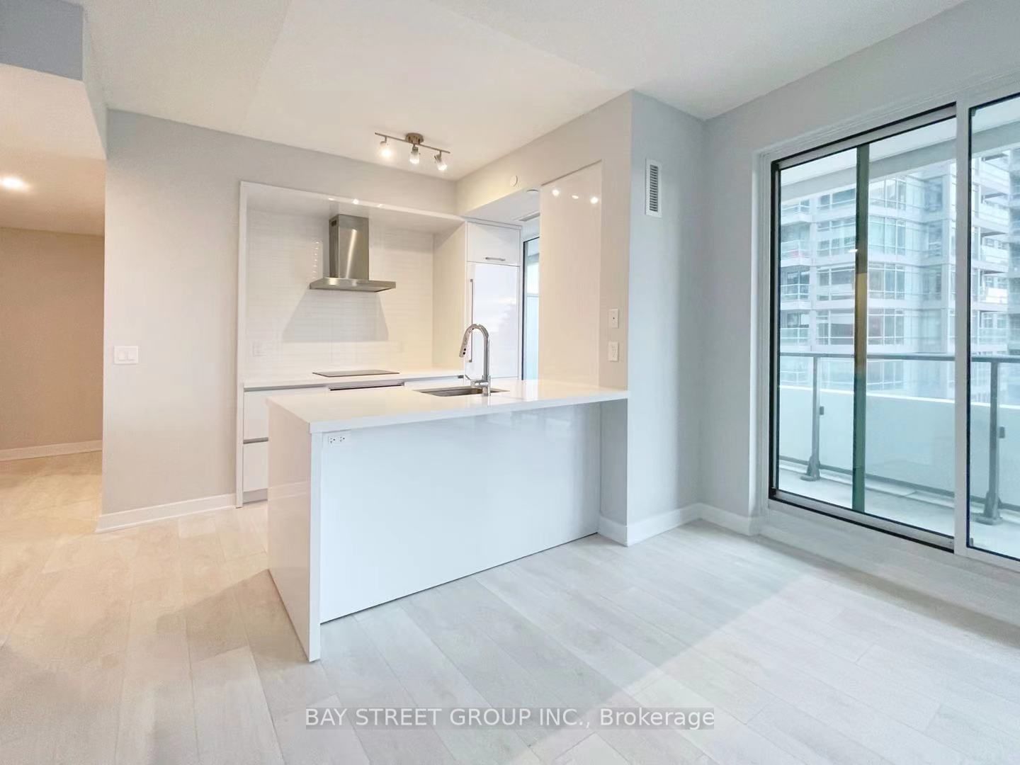 2221 Yonge St, unit 808 for rent