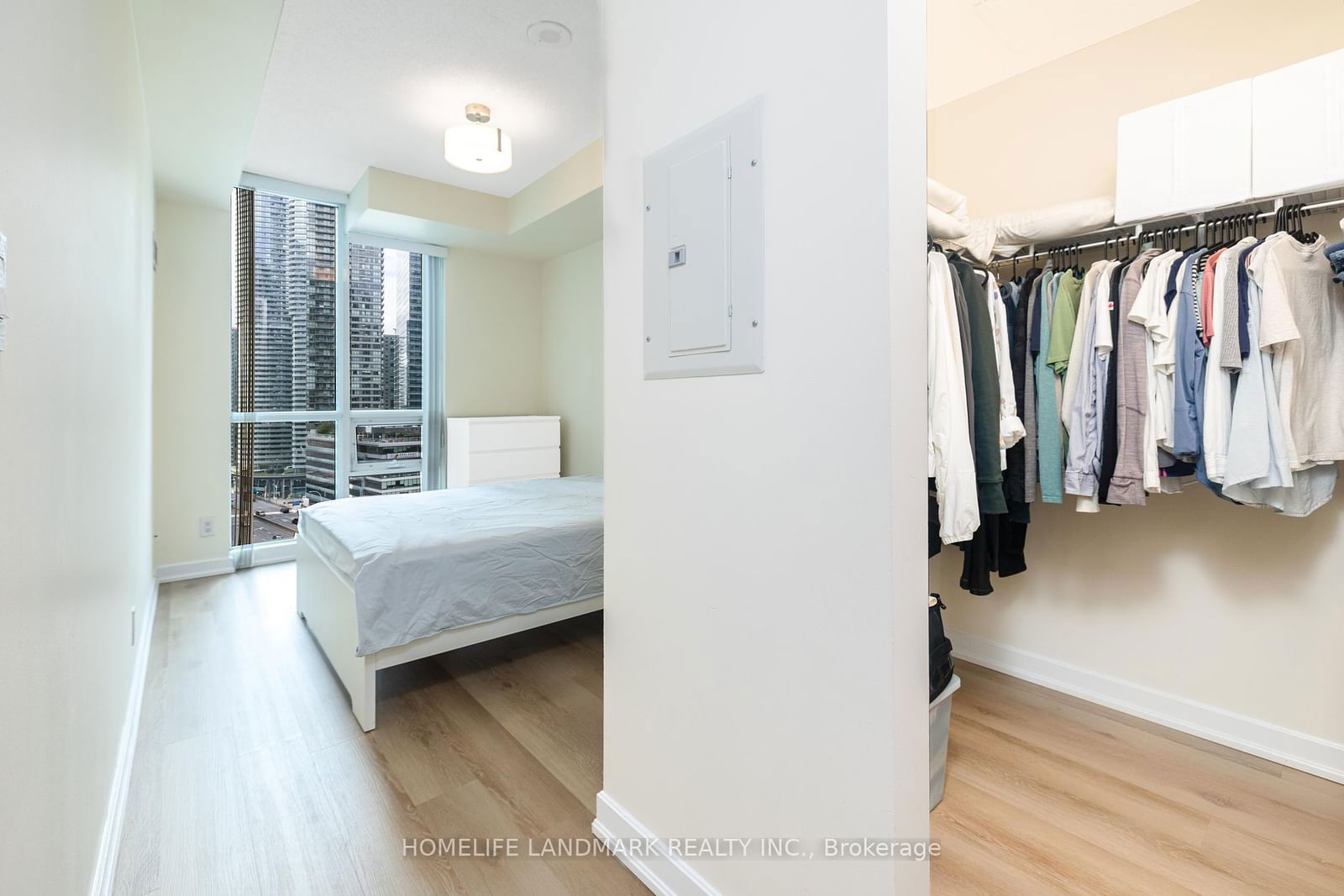 18 Harbour St, unit 1711 for sale