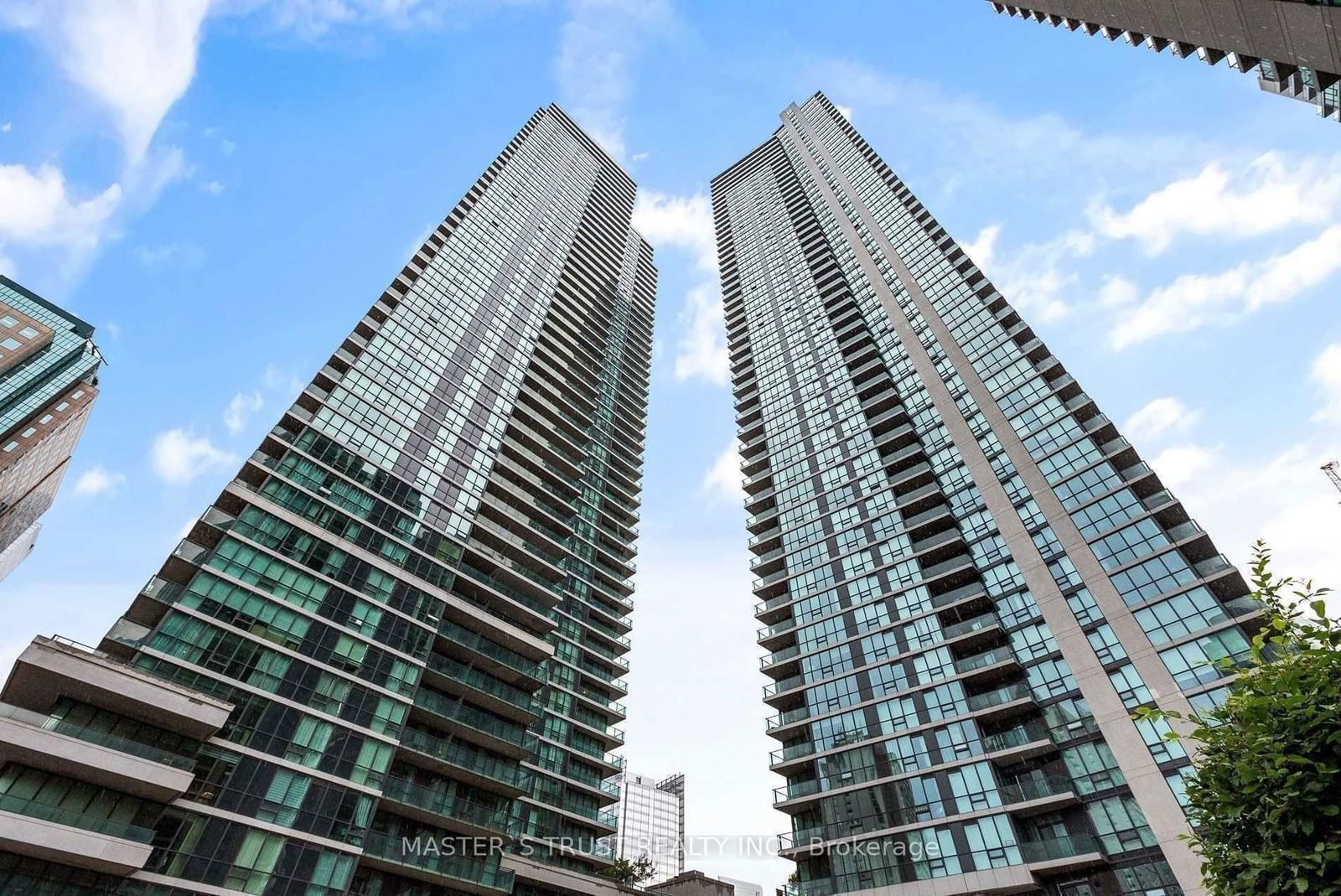 33 Bay St, unit 2710 for rent