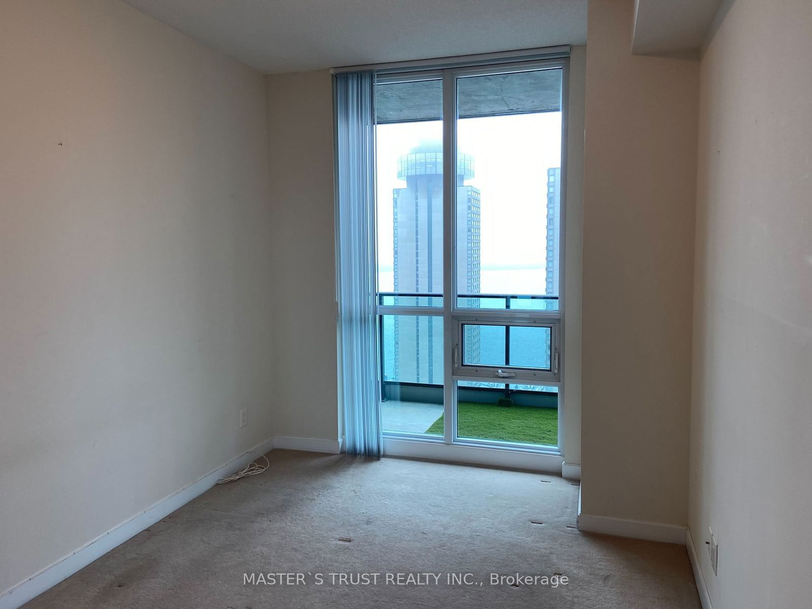 33 Bay St, unit 2710 for rent