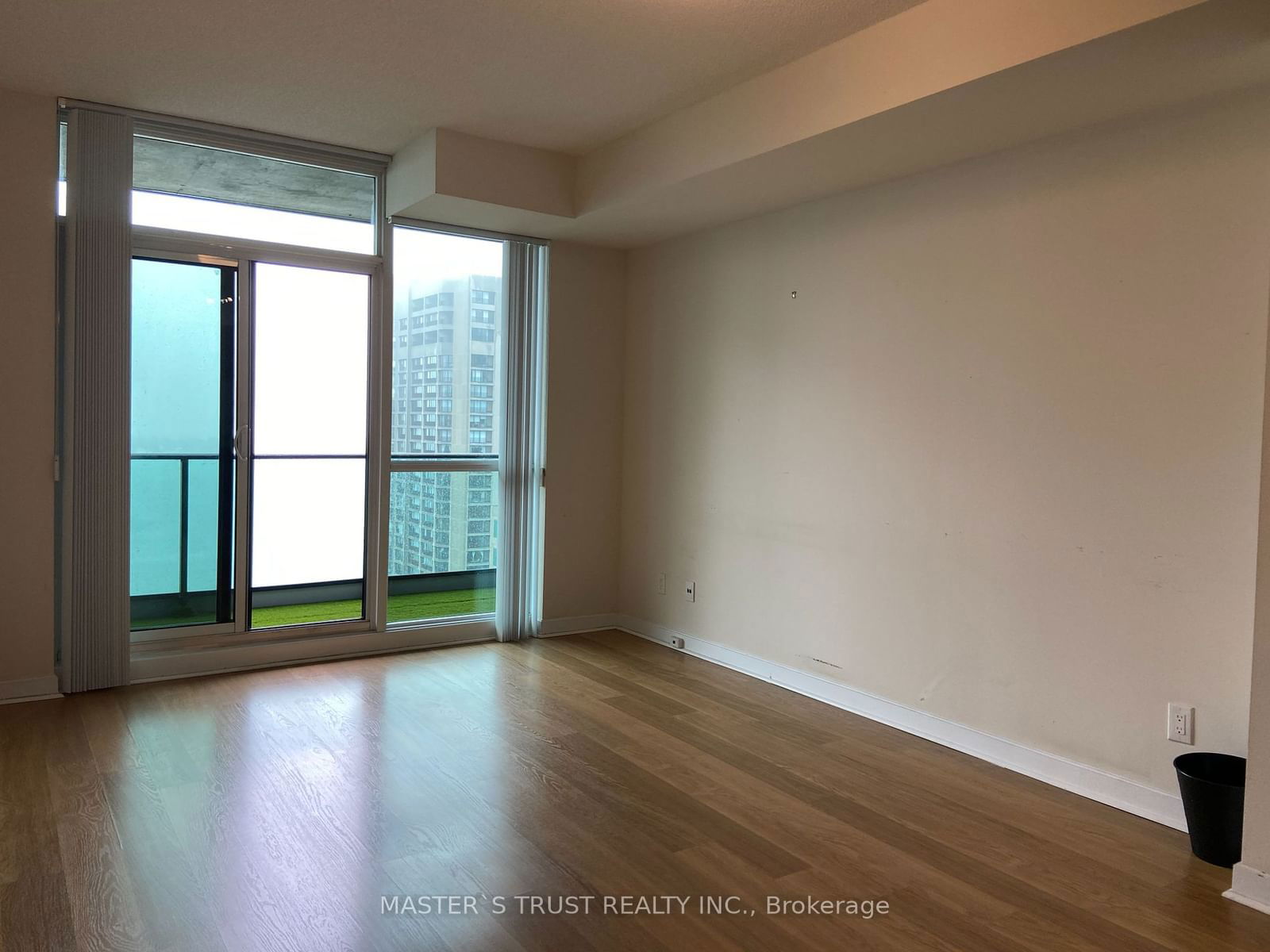 33 Bay St, unit 2710 for rent