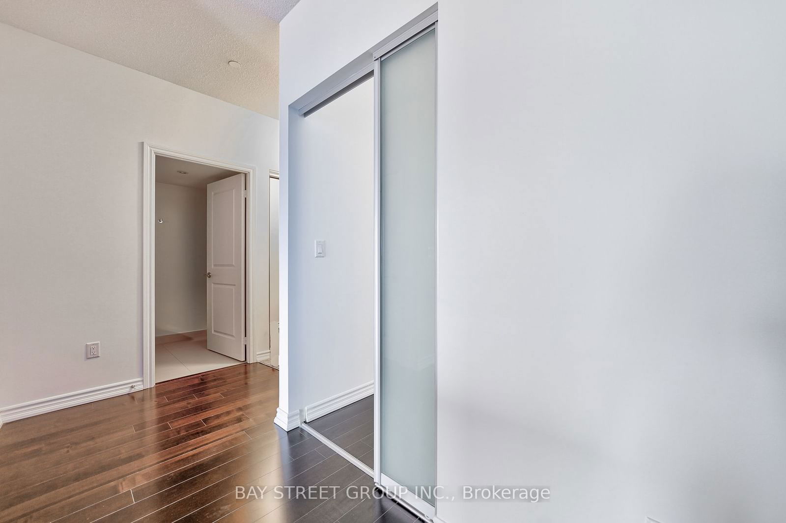 386 Yonge St, unit 3209 for sale