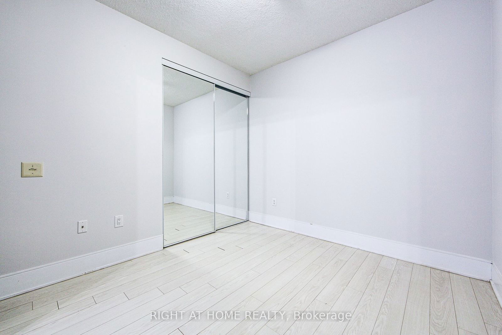 560 Front St W, unit 426 for rent