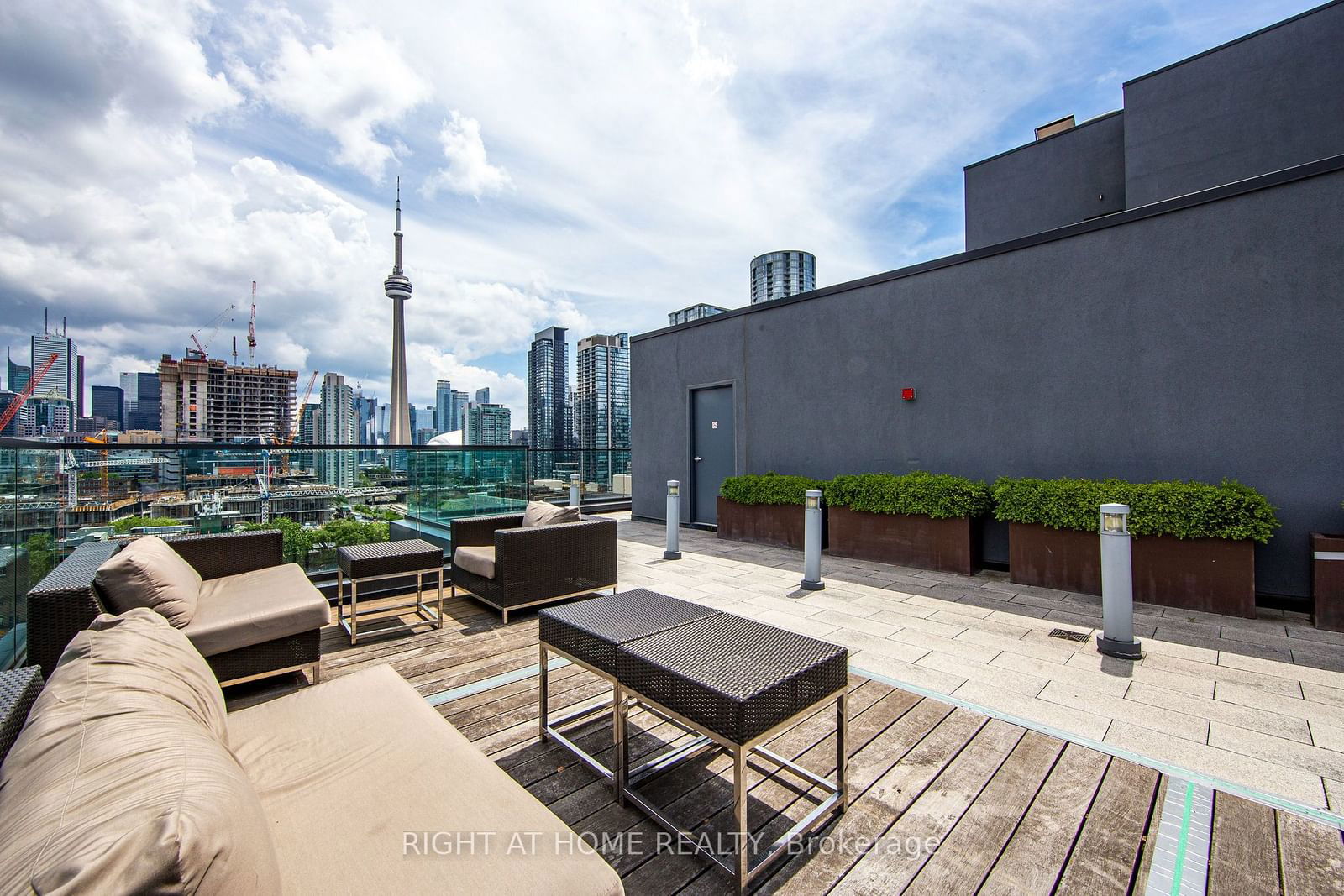 560 Front St W, unit 426 for rent