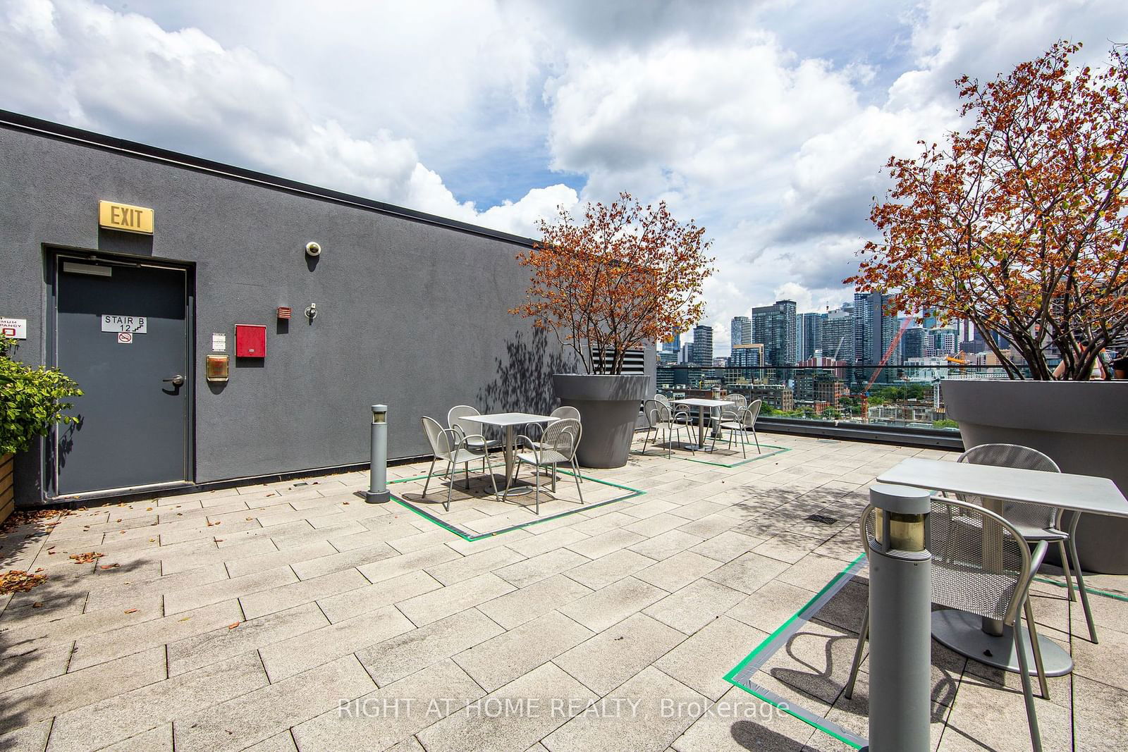 560 Front St W, unit 426 for rent