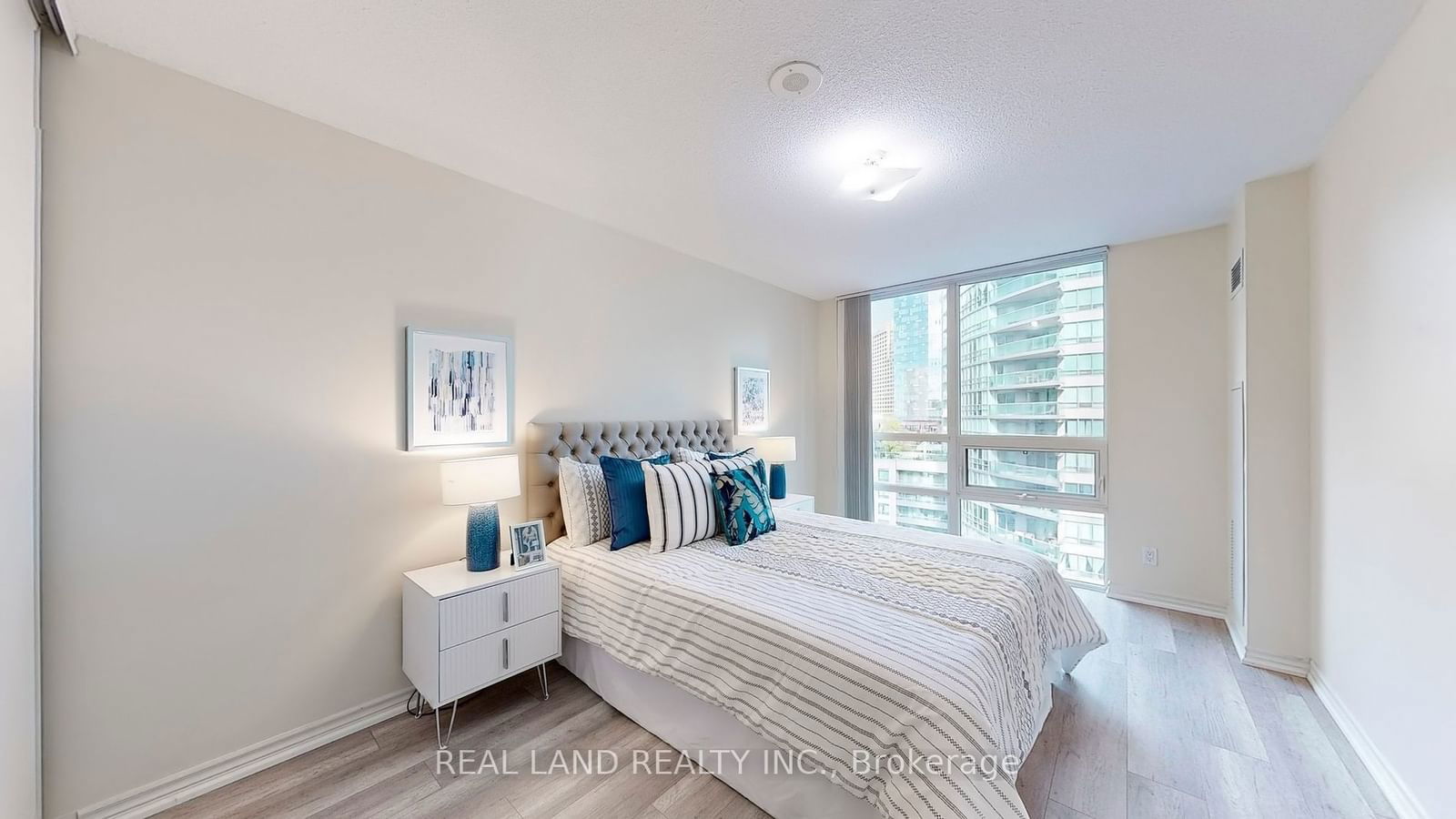 19 Grand Trunk Cres, unit 1006 for sale