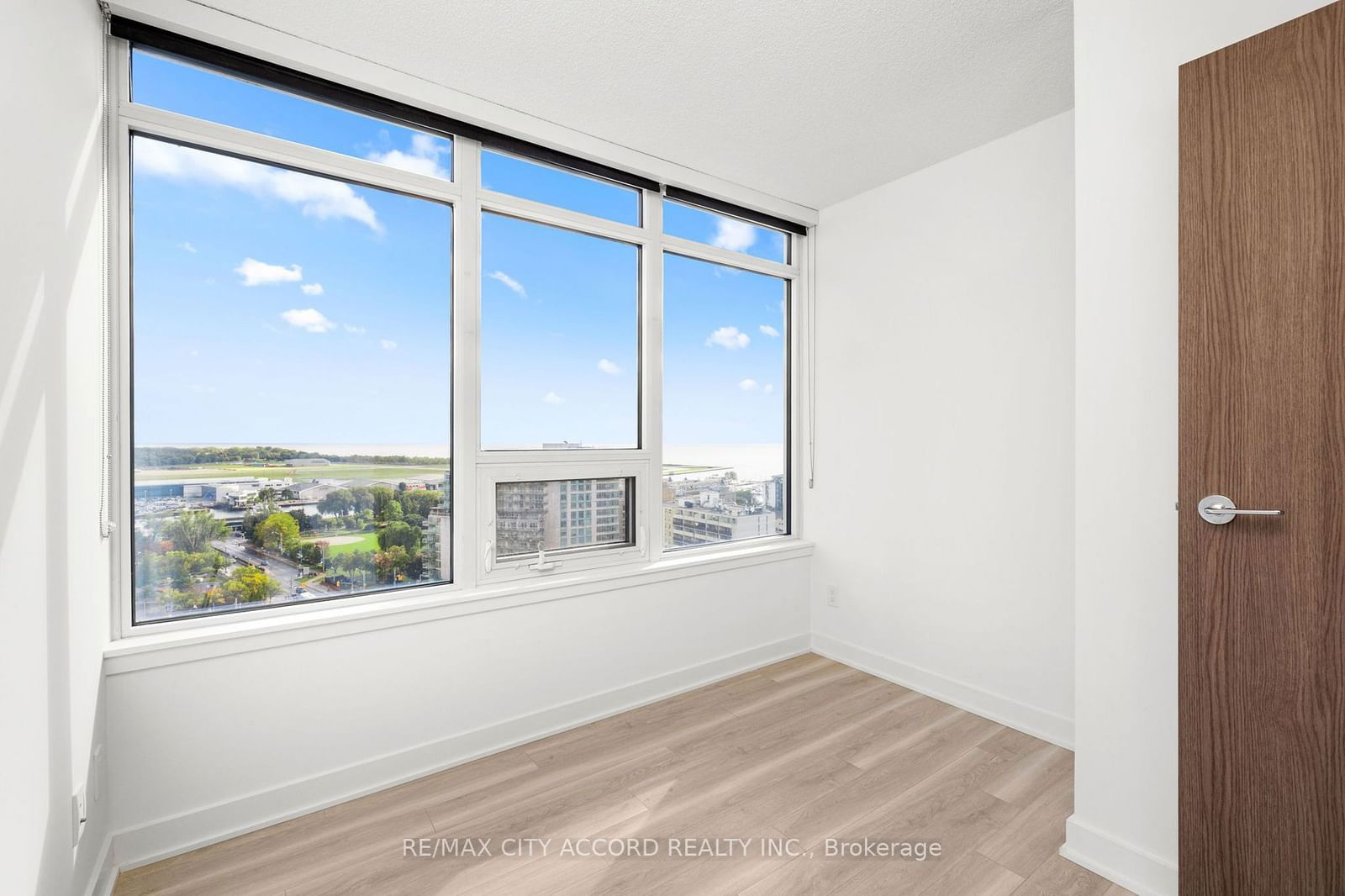 17 Bathurst St, unit 2015 for rent