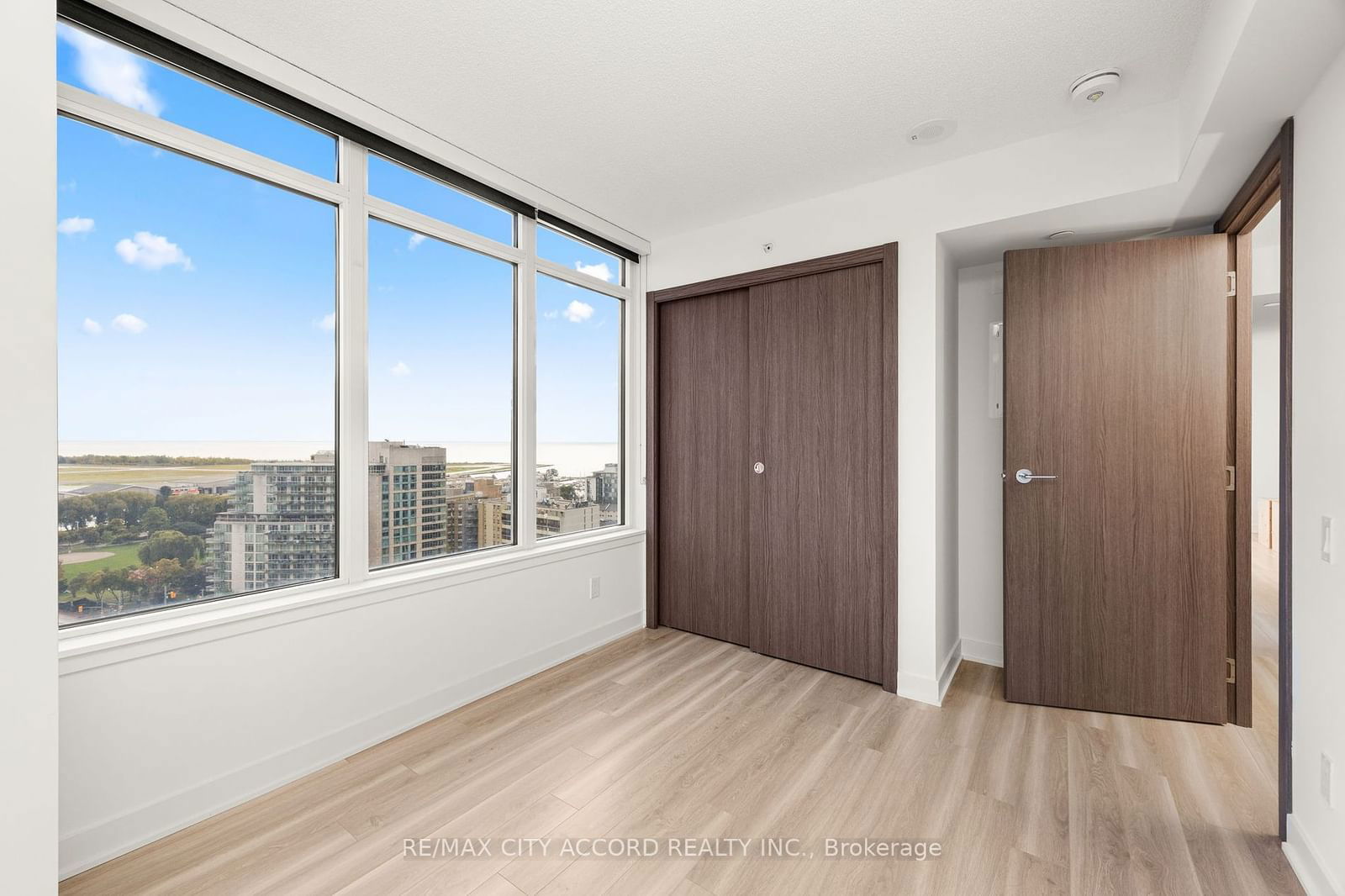 17 Bathurst St, unit 2015 for rent