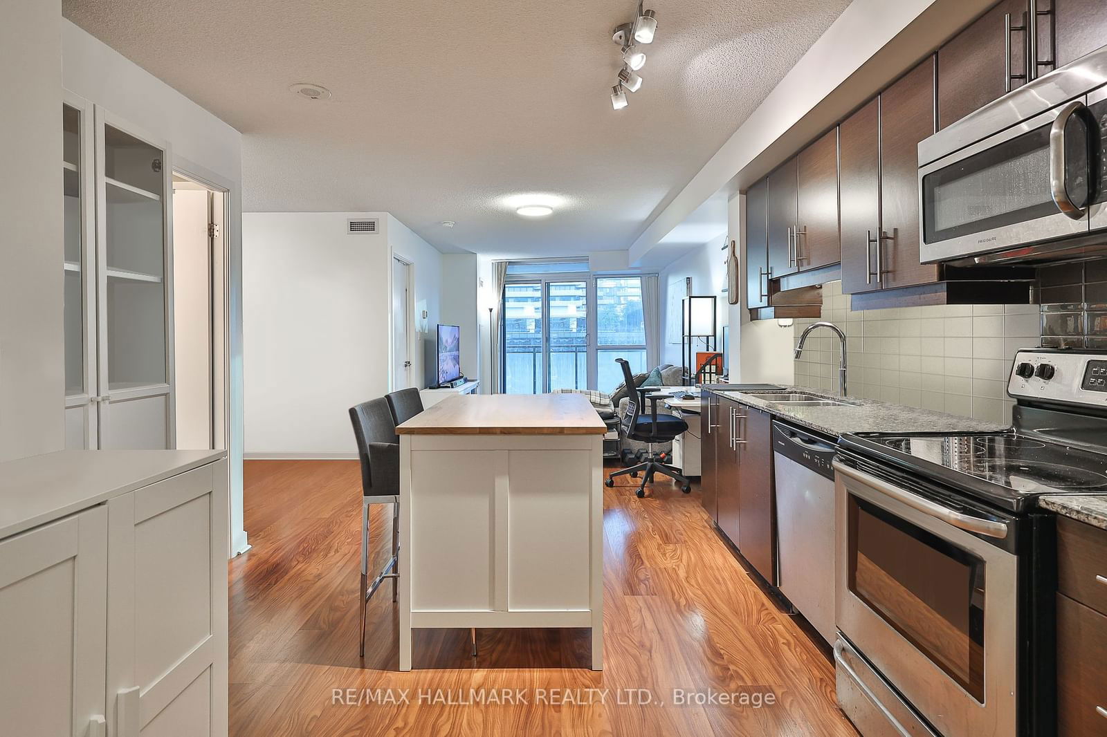 33 Bay St, unit 901 for rent