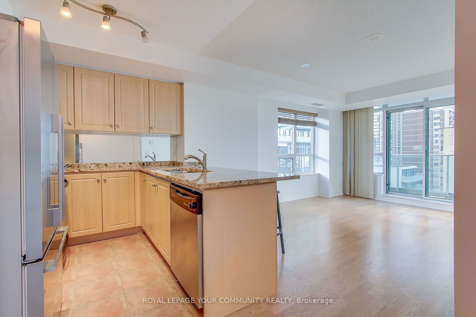 212 Eglinton Ave, unit 907 for sale