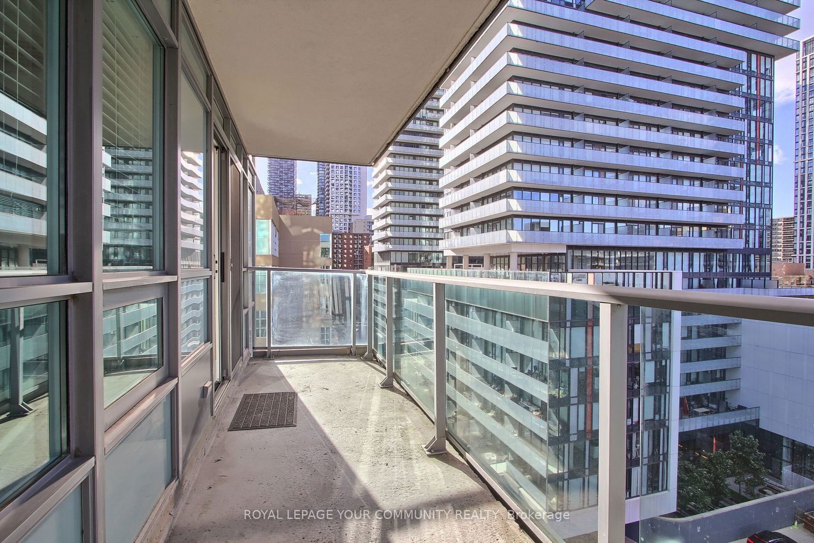 212 Eglinton Ave, unit 907 for sale