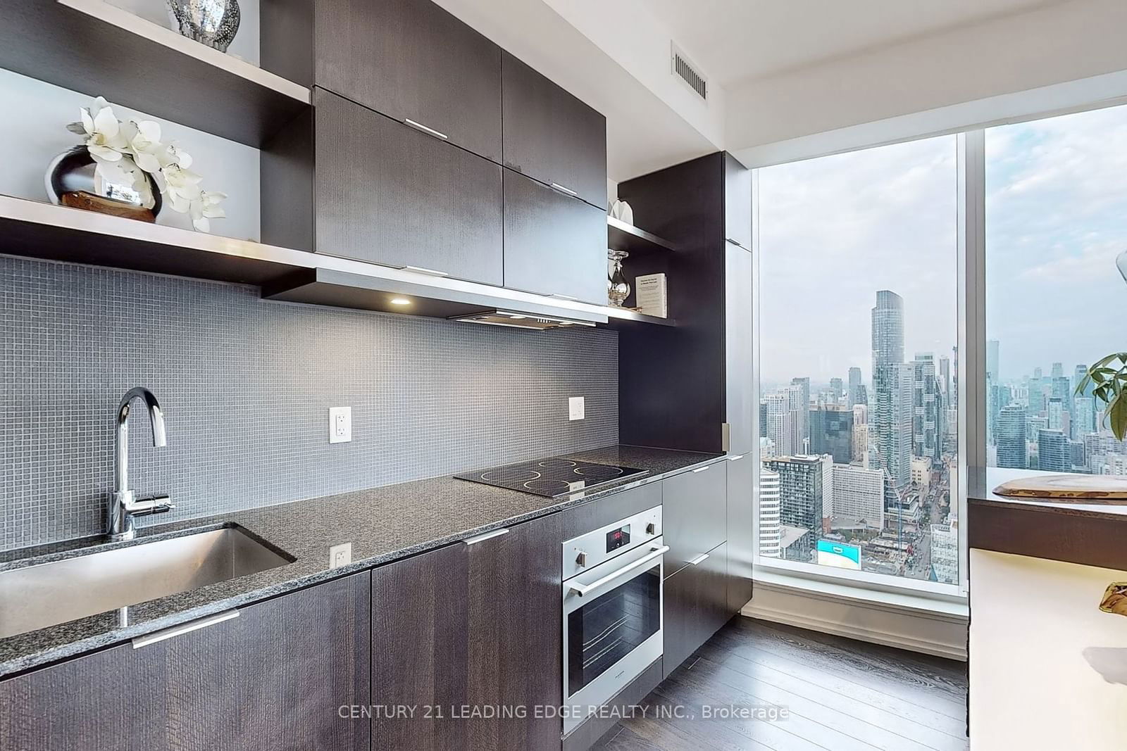 197 Yonge St, unit 5402 for sale