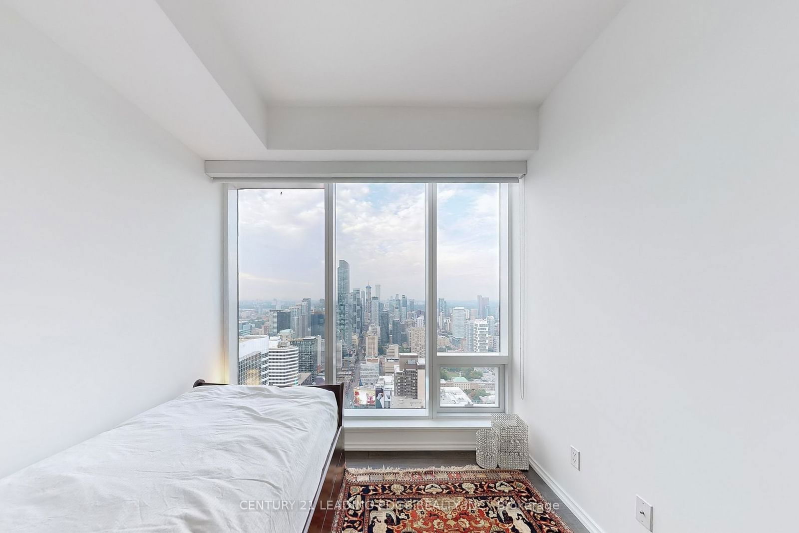 197 Yonge St, unit 5402 for sale