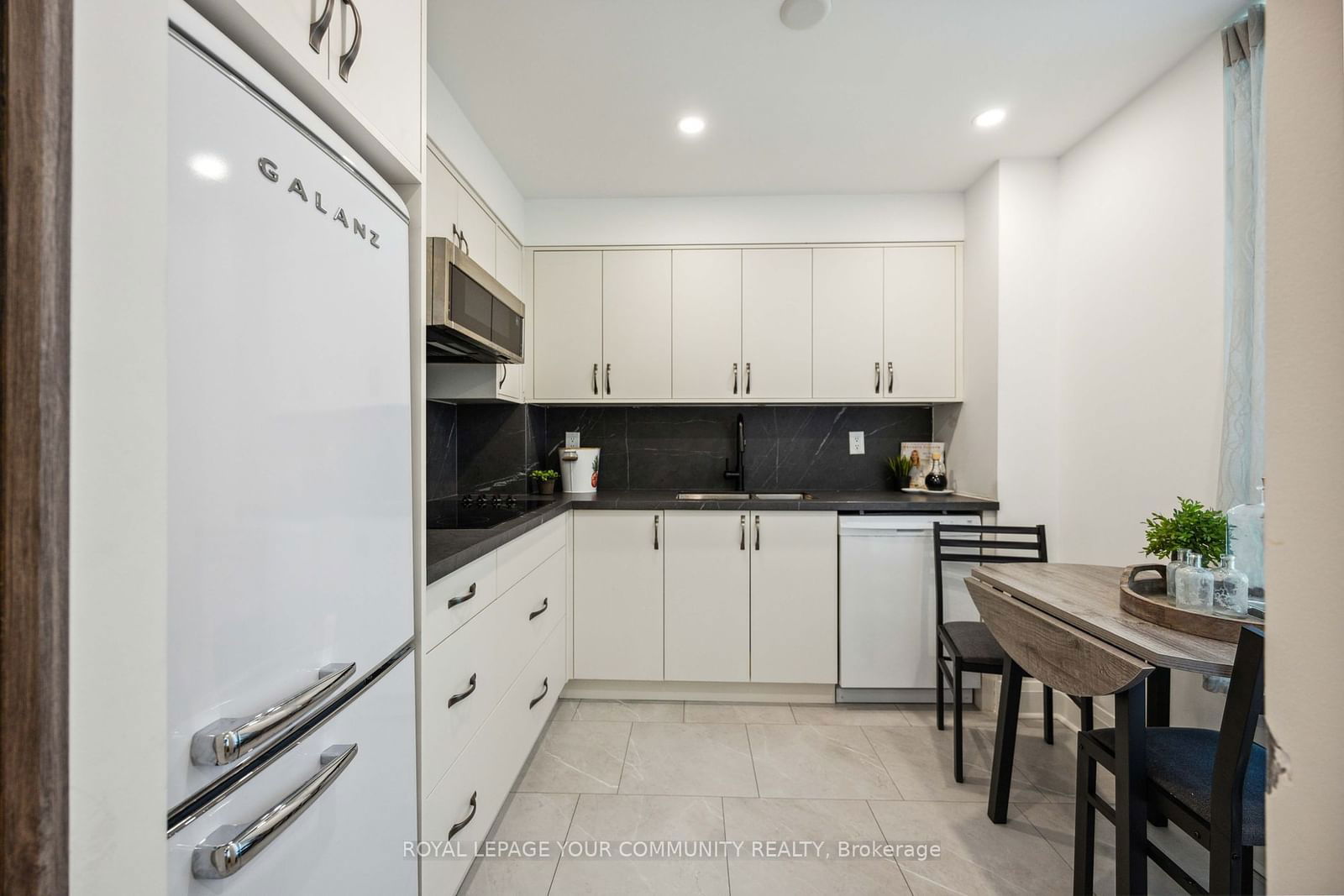 21 Hillcrest Ave, unit 404 for sale