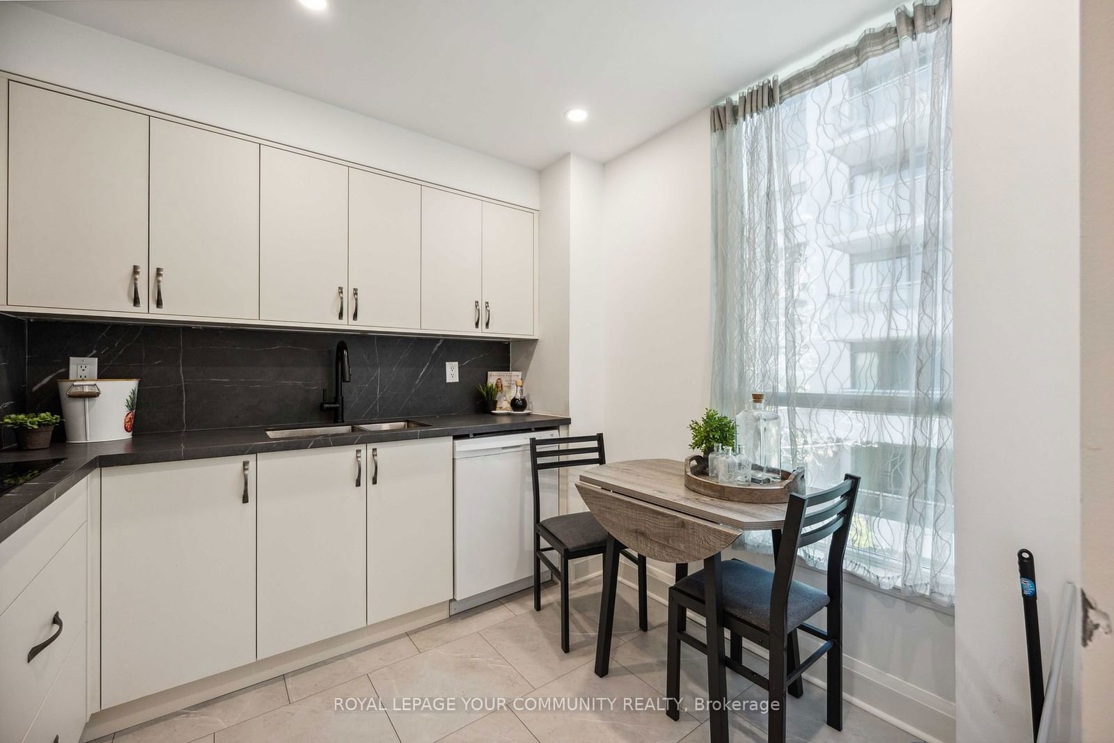 21 Hillcrest Ave, unit 404 for sale