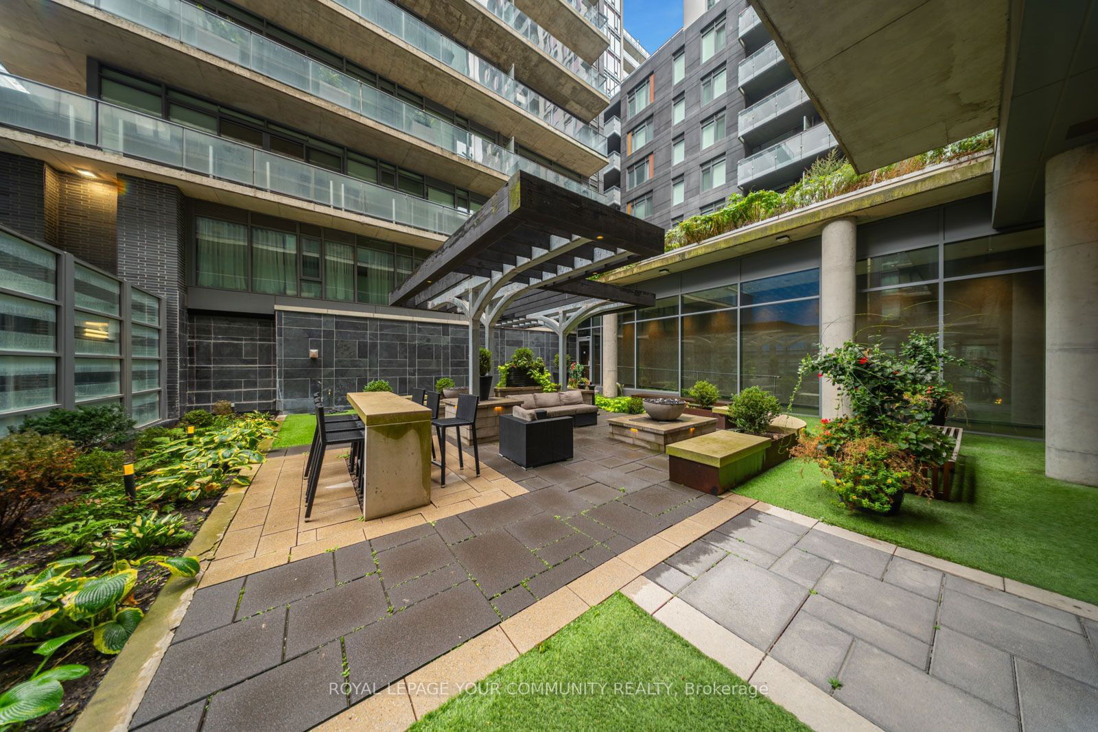 95 Bathurst St, unit 722 for sale