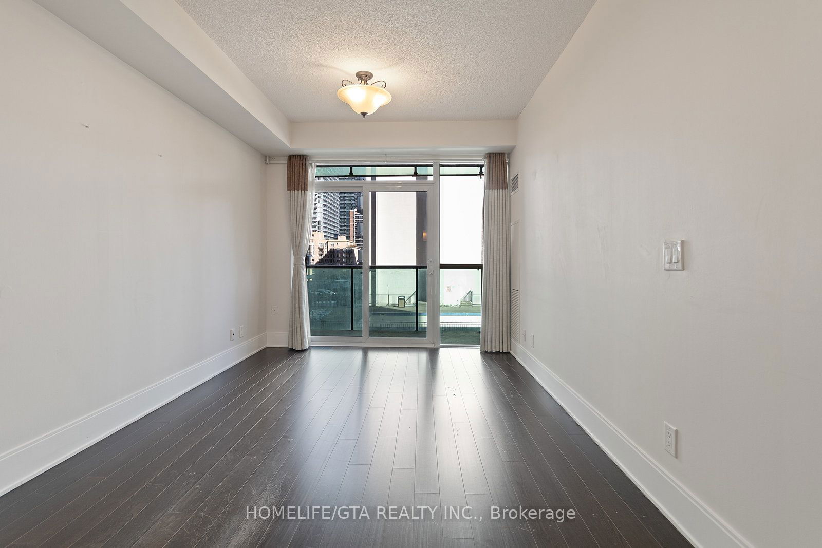 70 Roehampton Ave, unit 212 for rent