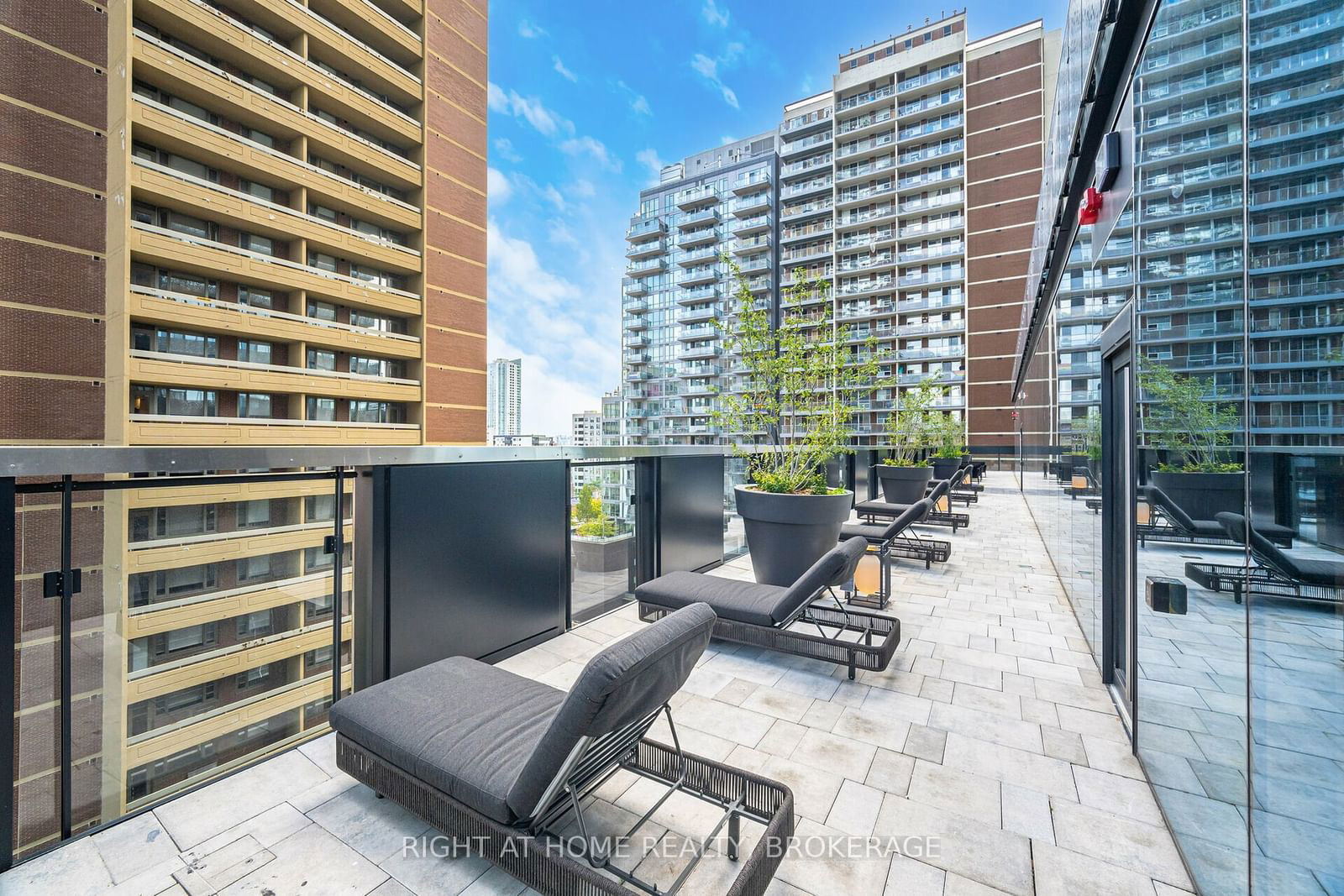 55 Charles St E, unit 4403 for rent