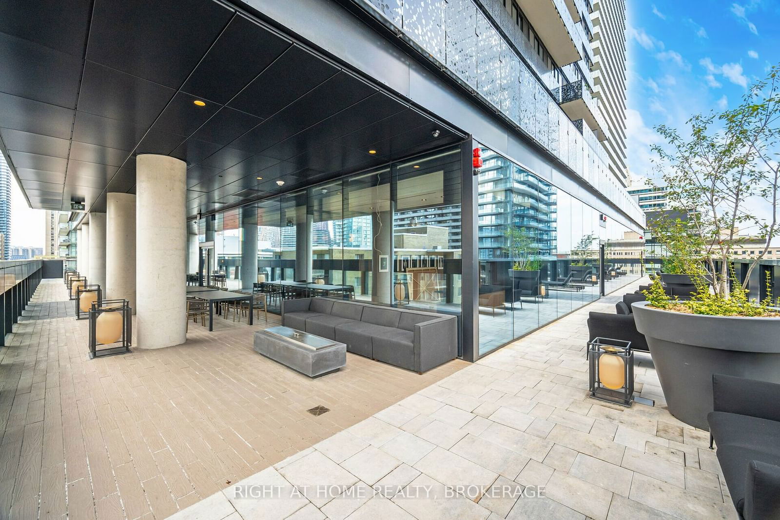 55 Charles St E, unit 4403 for rent