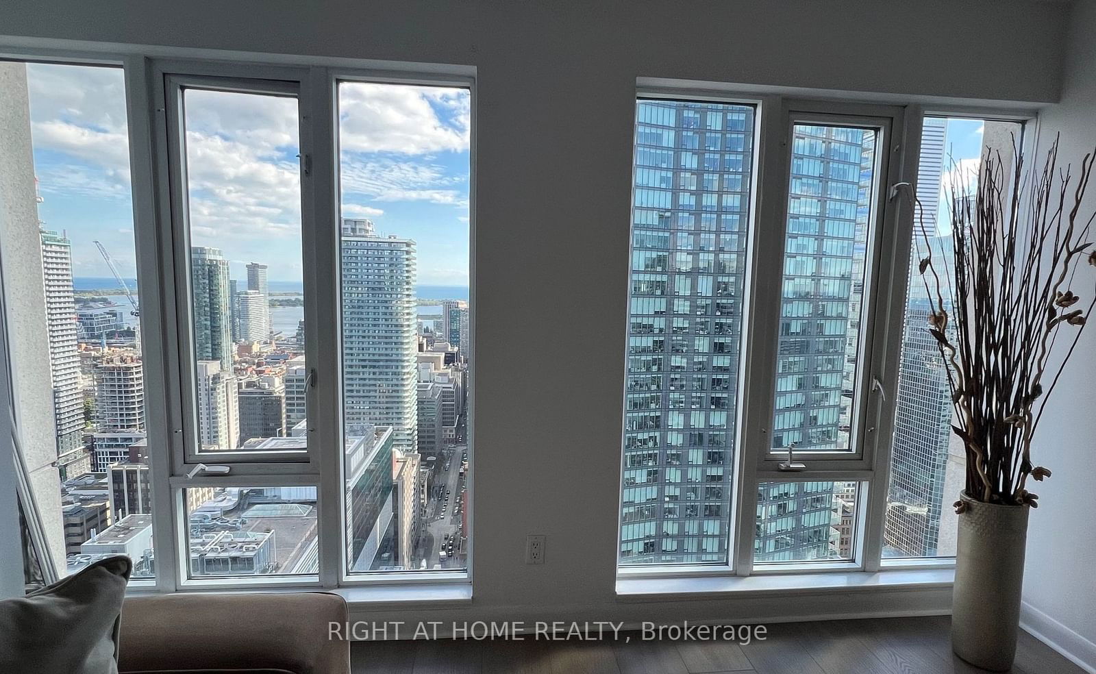 210 Victoria St, unit 4305 for rent