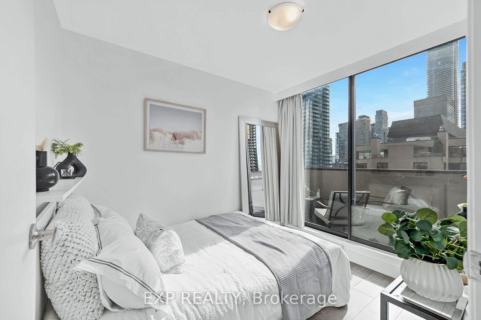 914 Yonge St, unit 1106 for sale