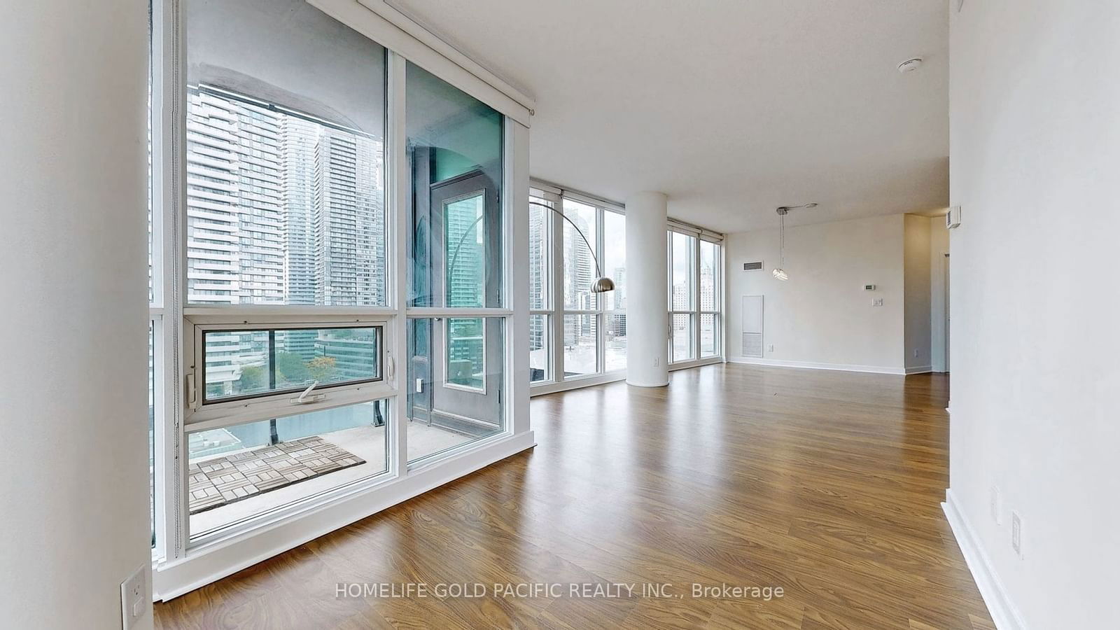 33 Bay St, unit 1812 for sale