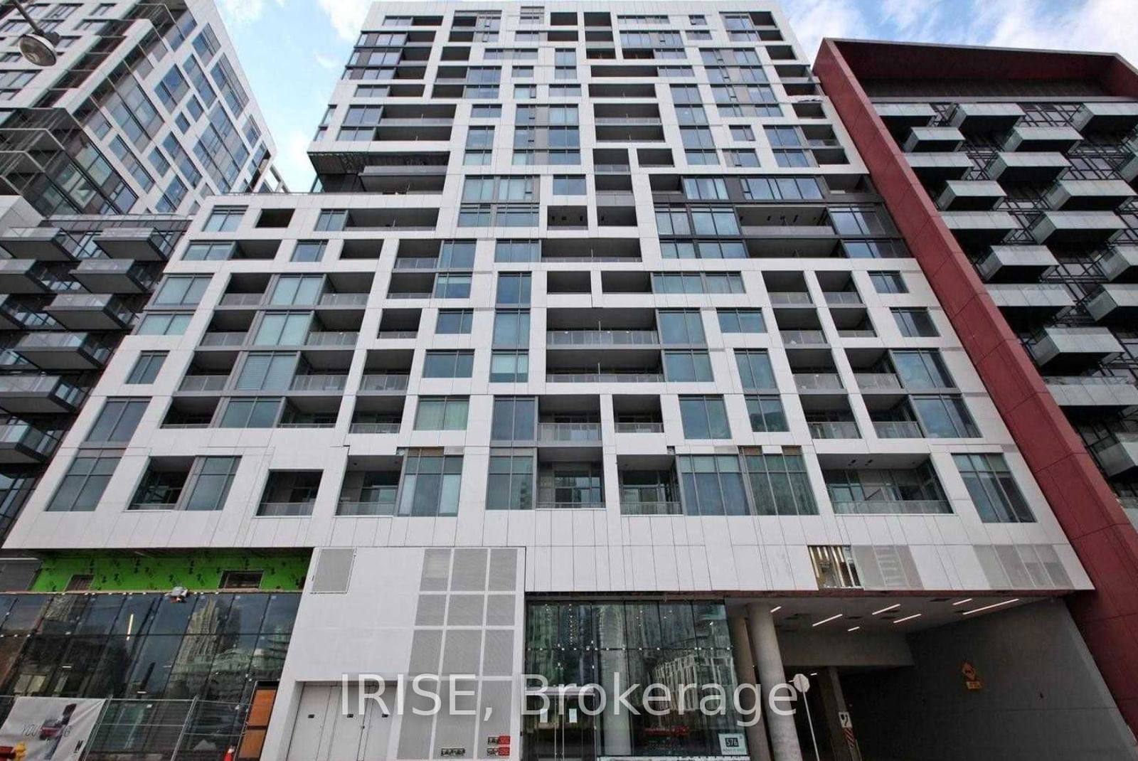 576 Front St, unit 813e for rent