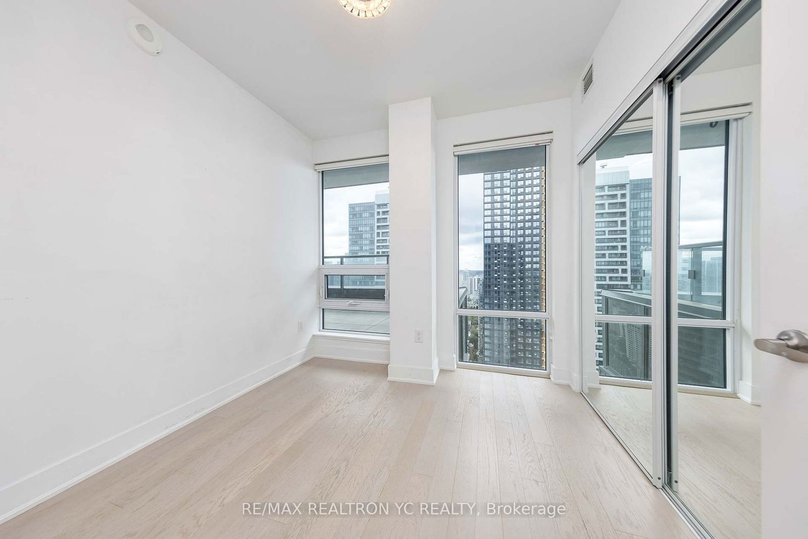 955 Bay St, unit 3907 for sale