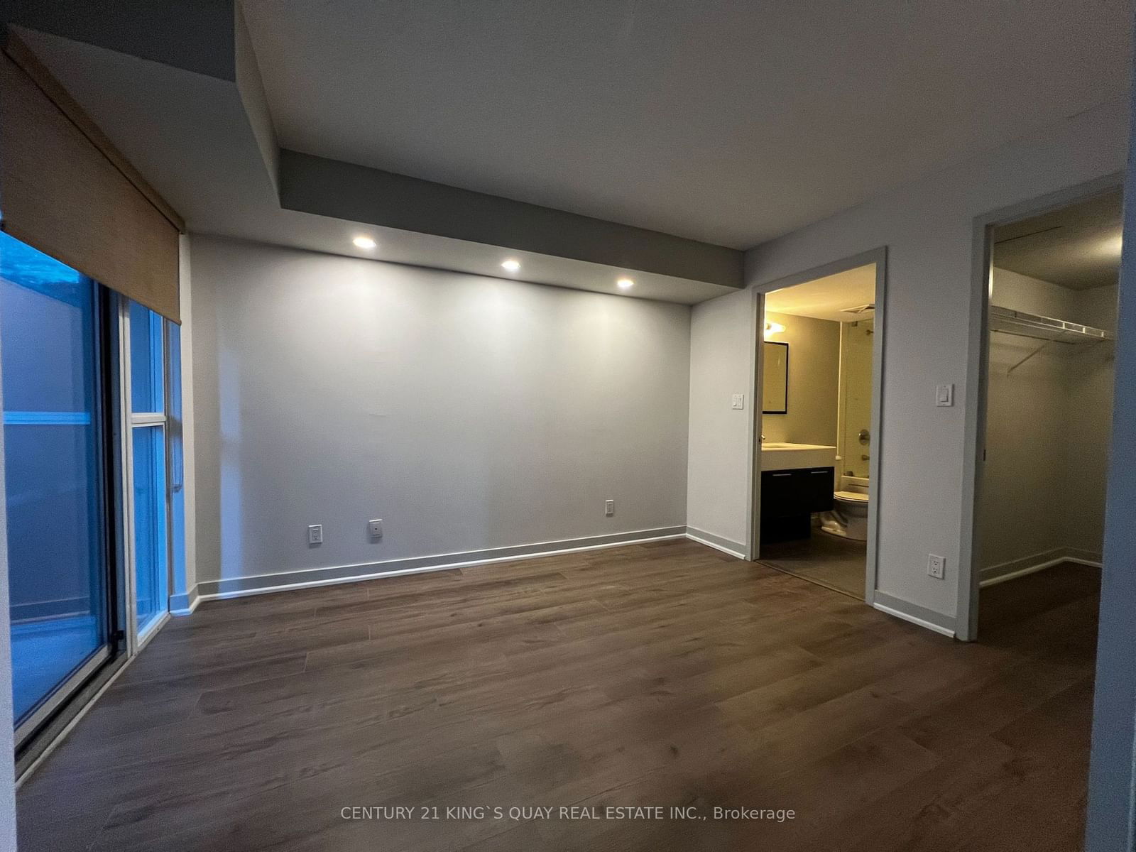 126 Simcoe St, unit 407 for rent