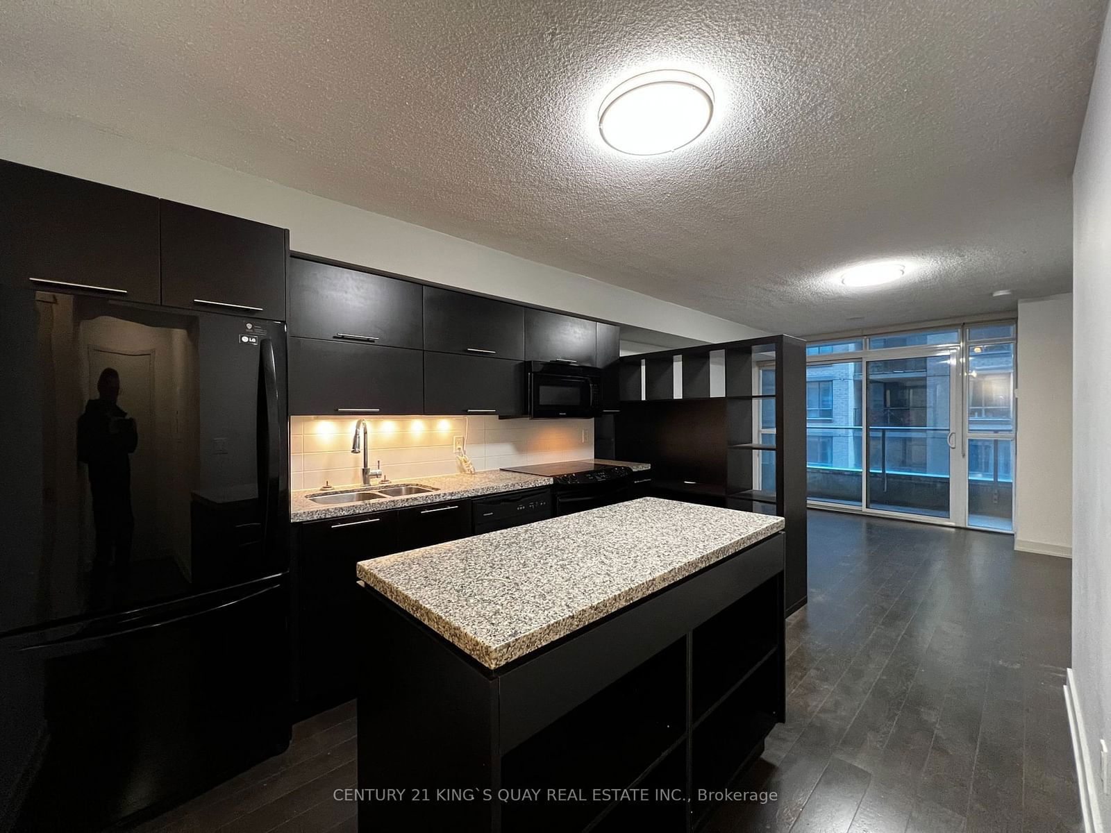 126 Simcoe St, unit 407 for rent